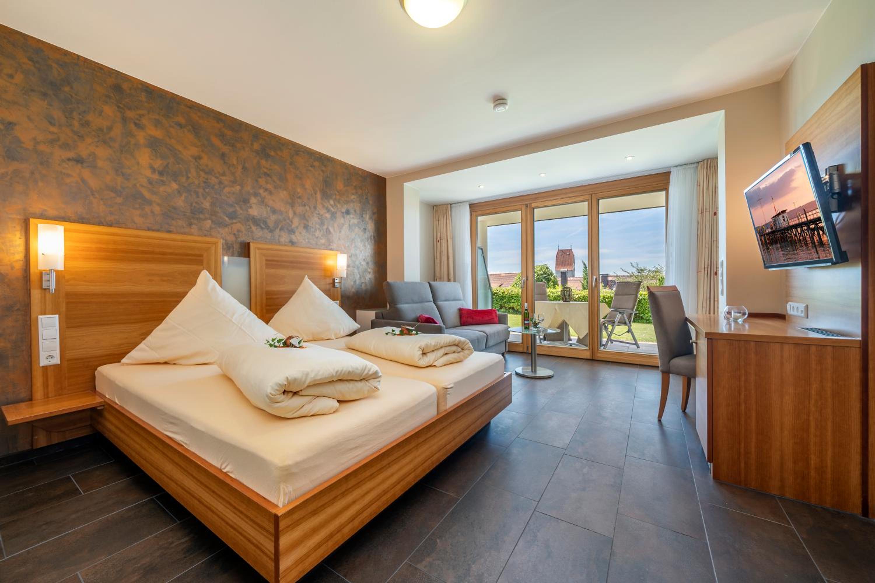Comfort Double Room with Terrace facing Garden (No Lake View) photo 3
