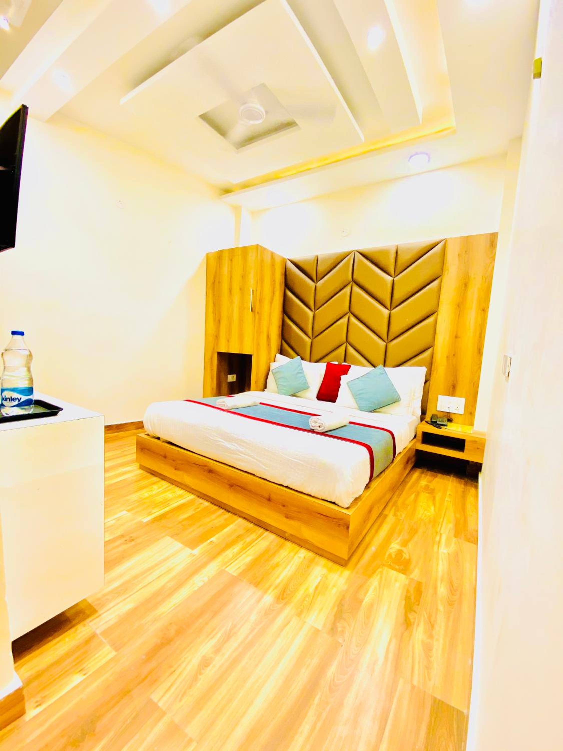 Deluxe Room (2 Adults + 1 Child)