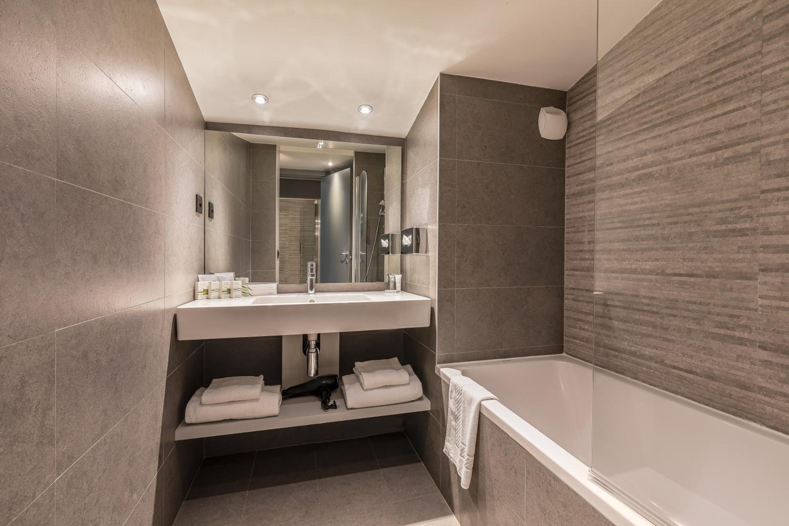 Double or Twin Room with Mont Blanc View - Photo 8
