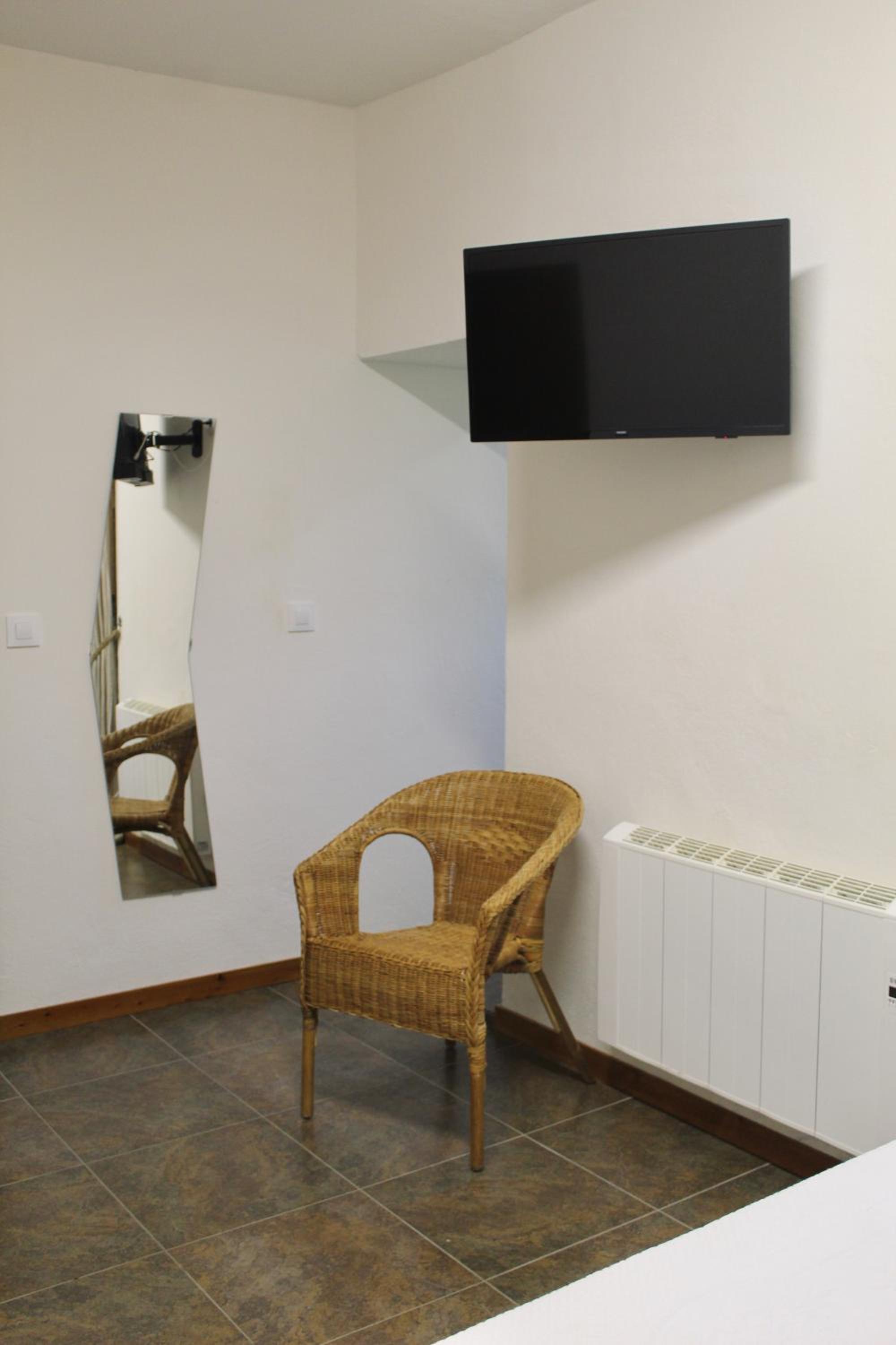 Double Room with Private Bathroom - Photo 5