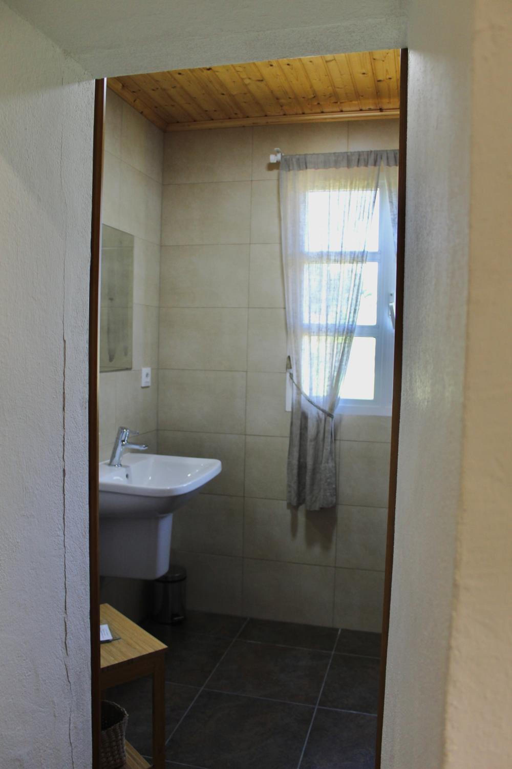 Double Room with Private Bathroom - Photo 8
