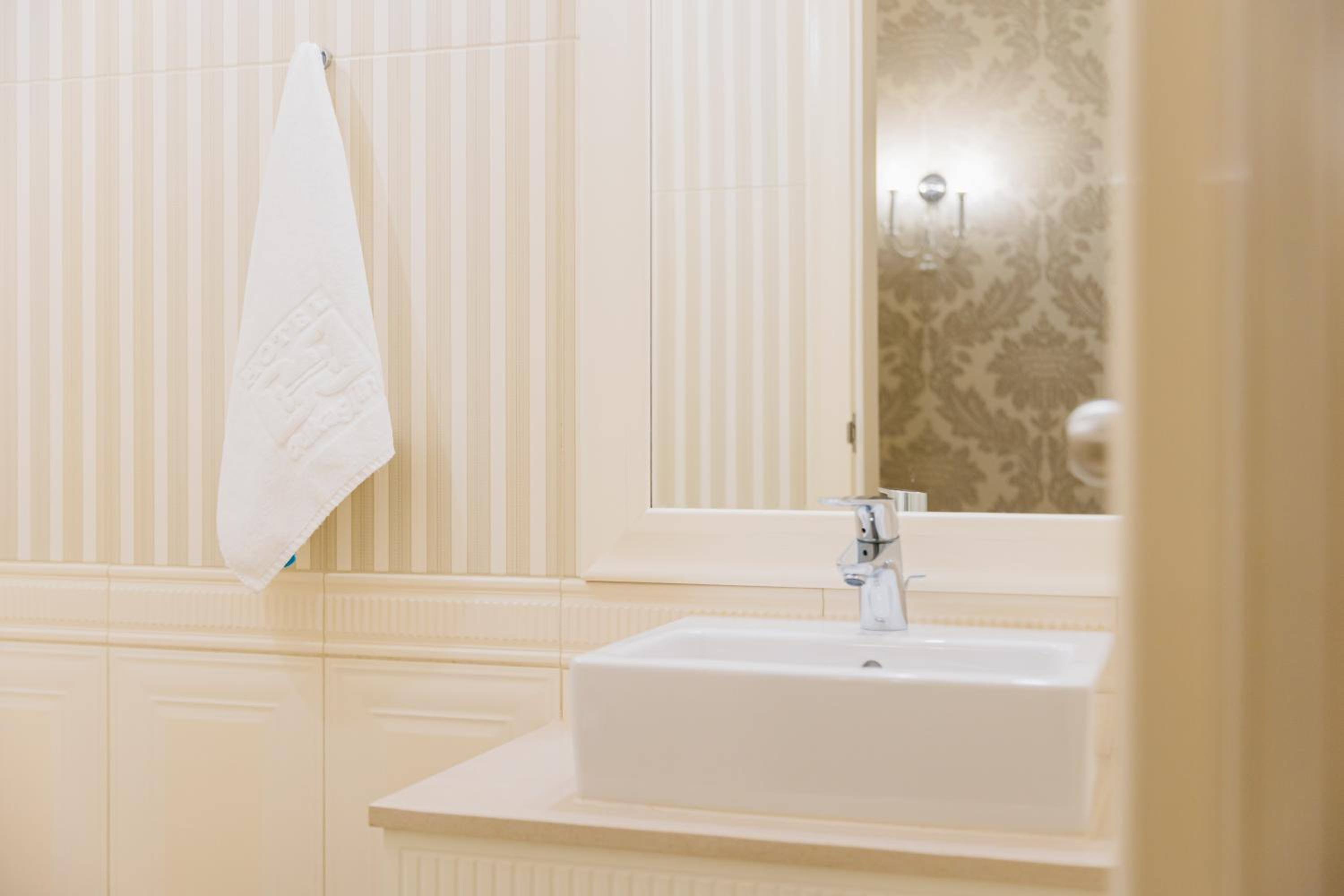 Deluxe Presidential Suite