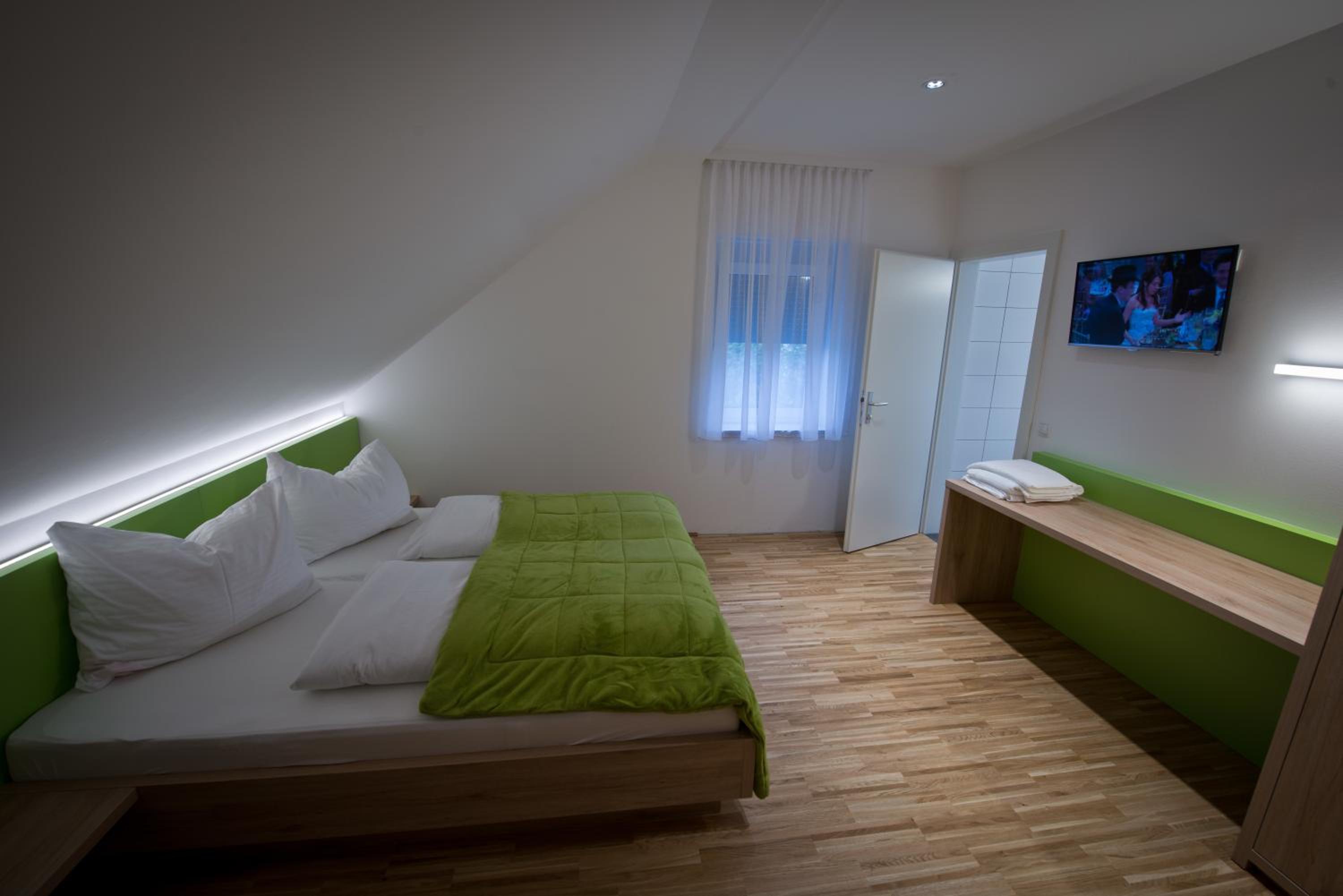 Family Room (2 Adults + 2 Children) - Photo 1
