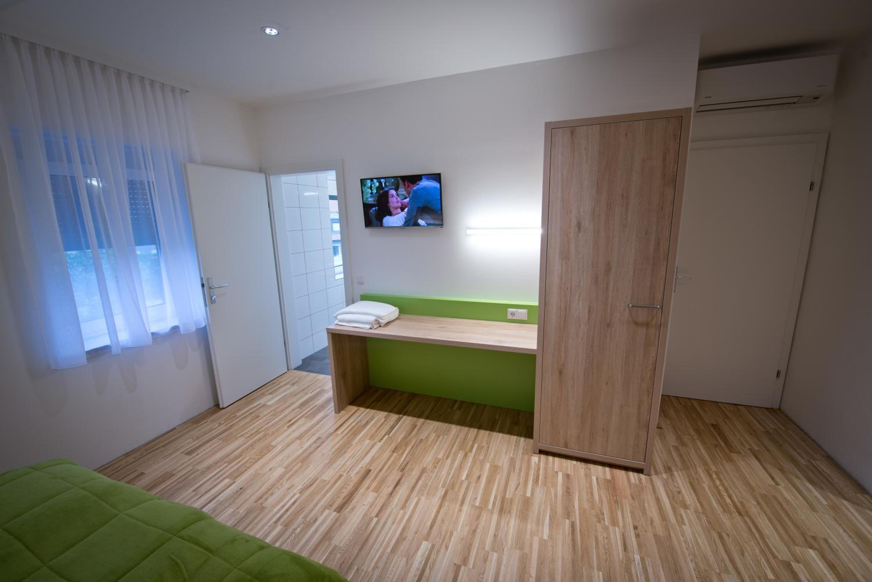Family Room (2 Adults + 2 Children) - Photo 8