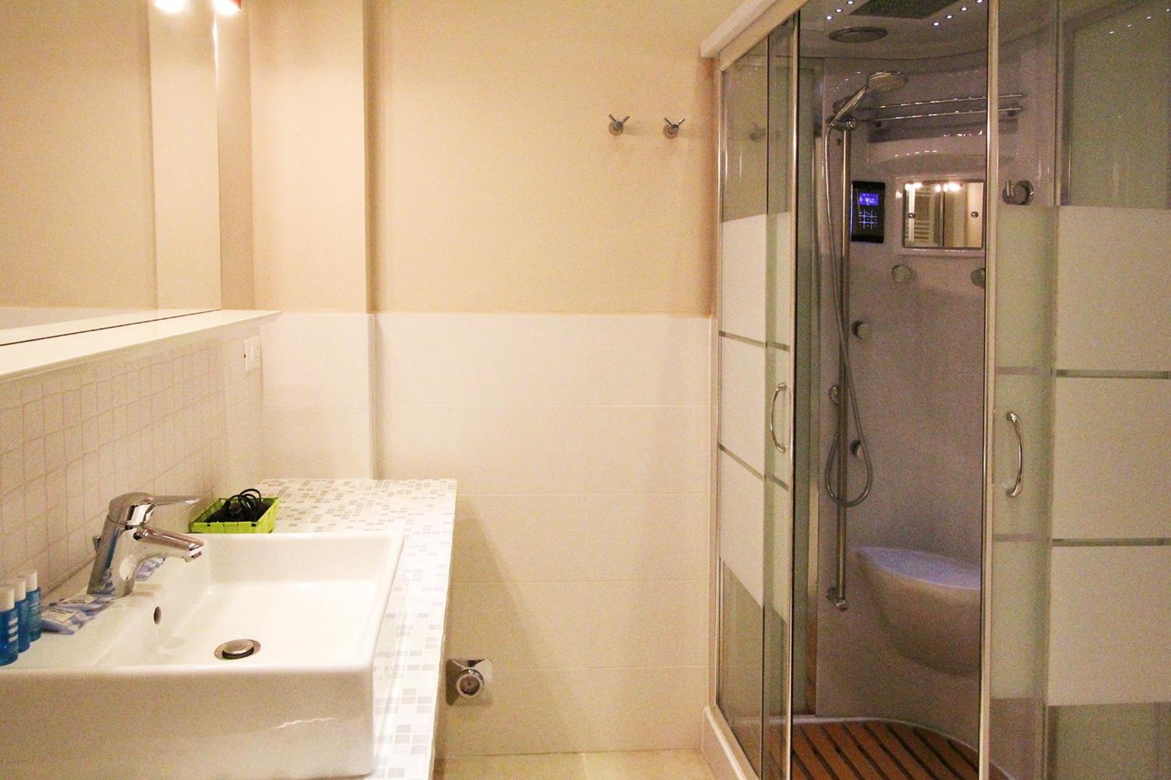 Deluxe Double or Twin Room - Photo 6