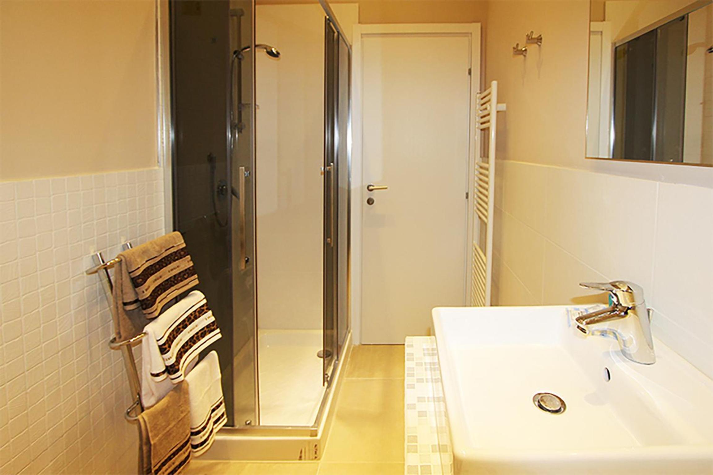 Double Room - Photo 5