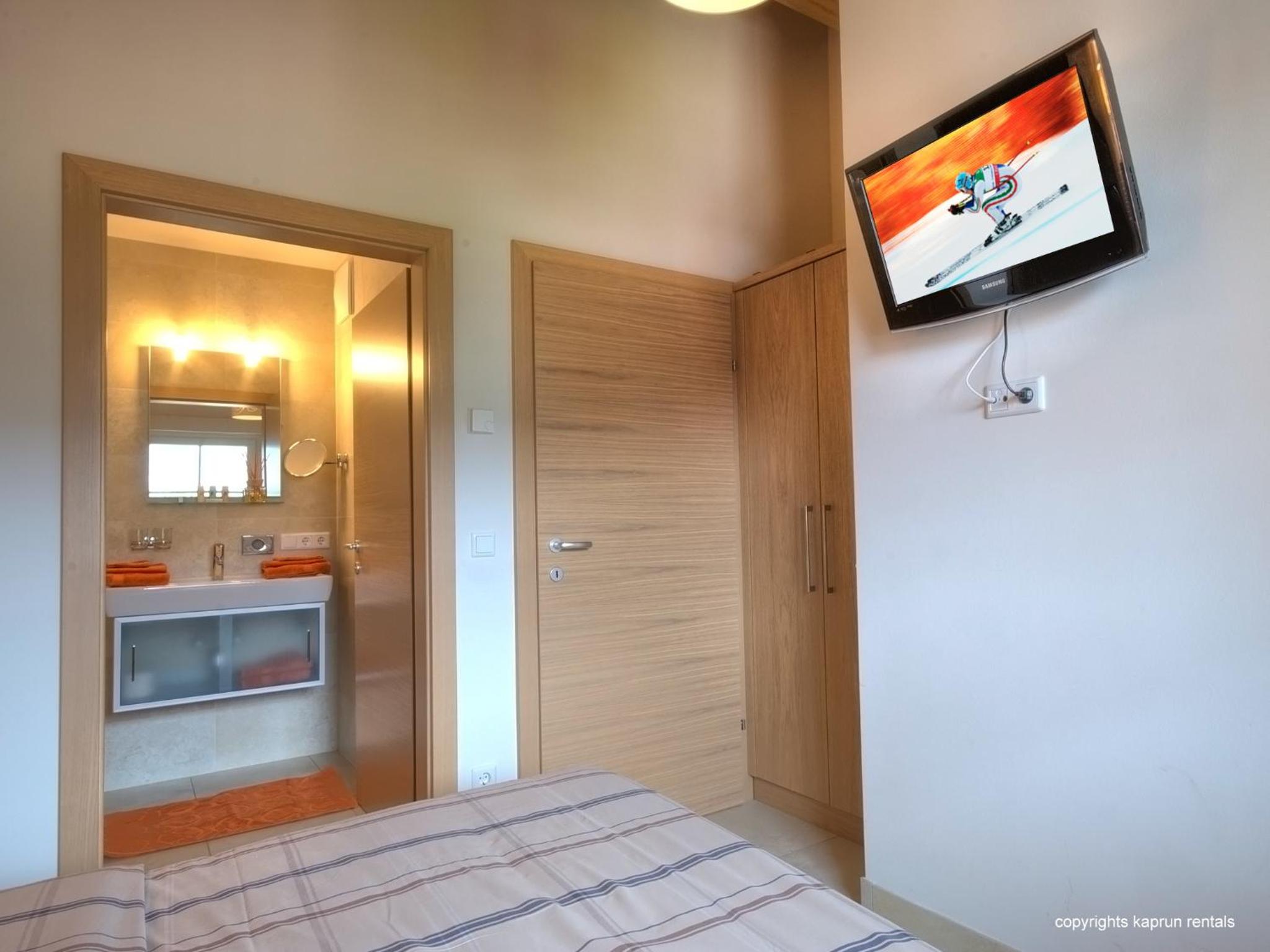 Two-Bedroom Apartment with Balcony and Mountain View  photo 3