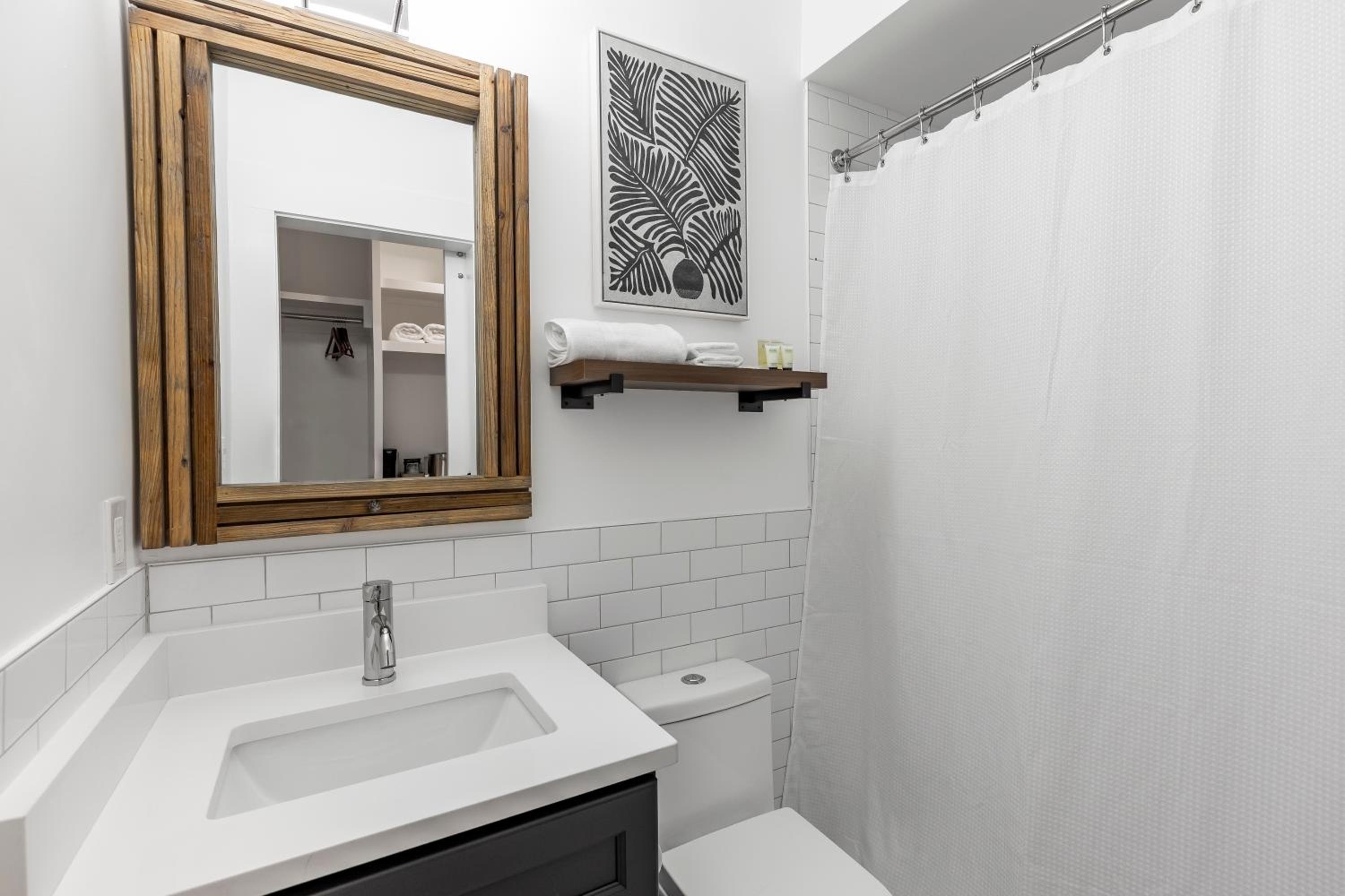 Deluxe King Room - Photo 12