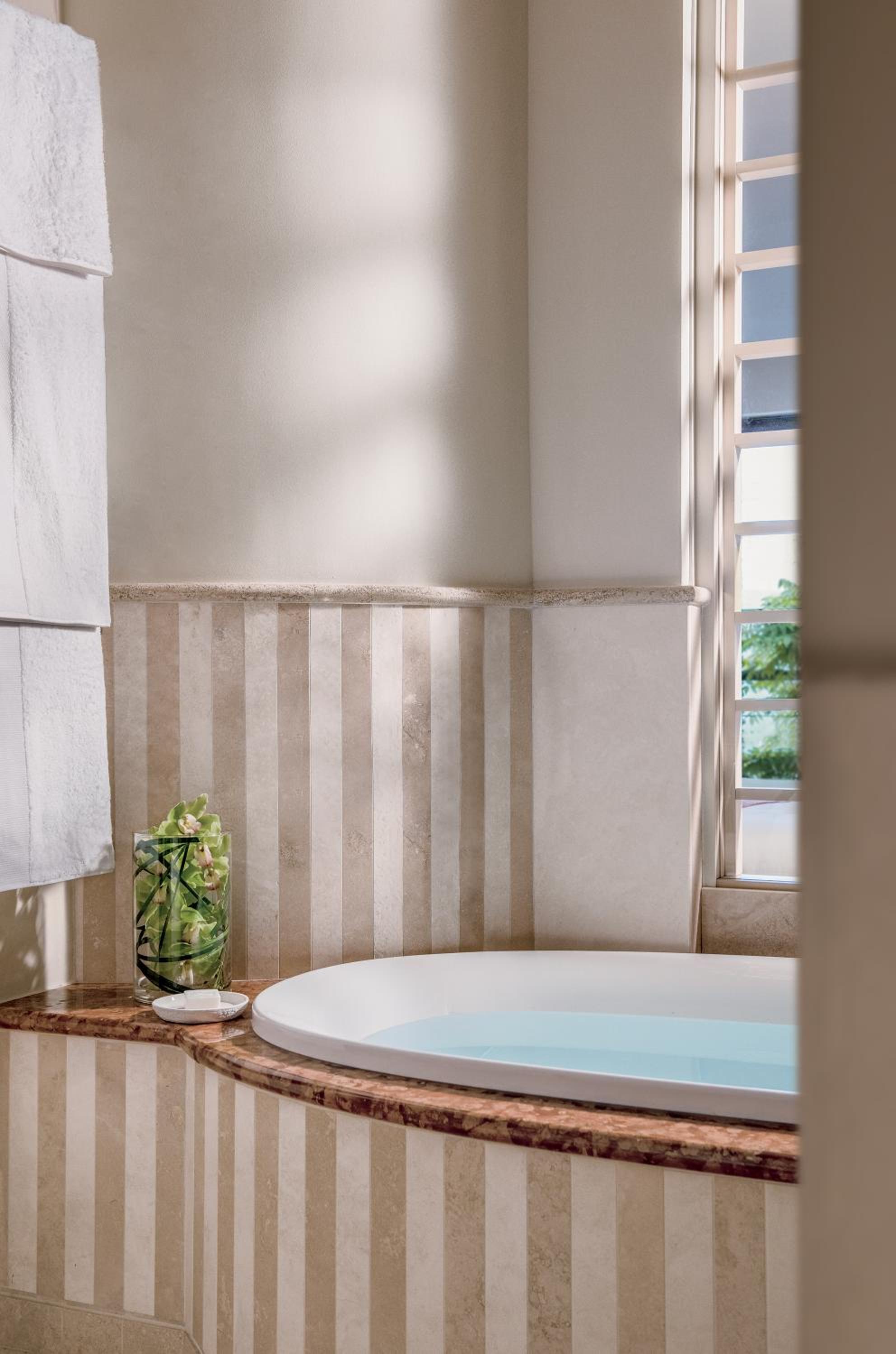 Junior Suite with Lake View and Terrace