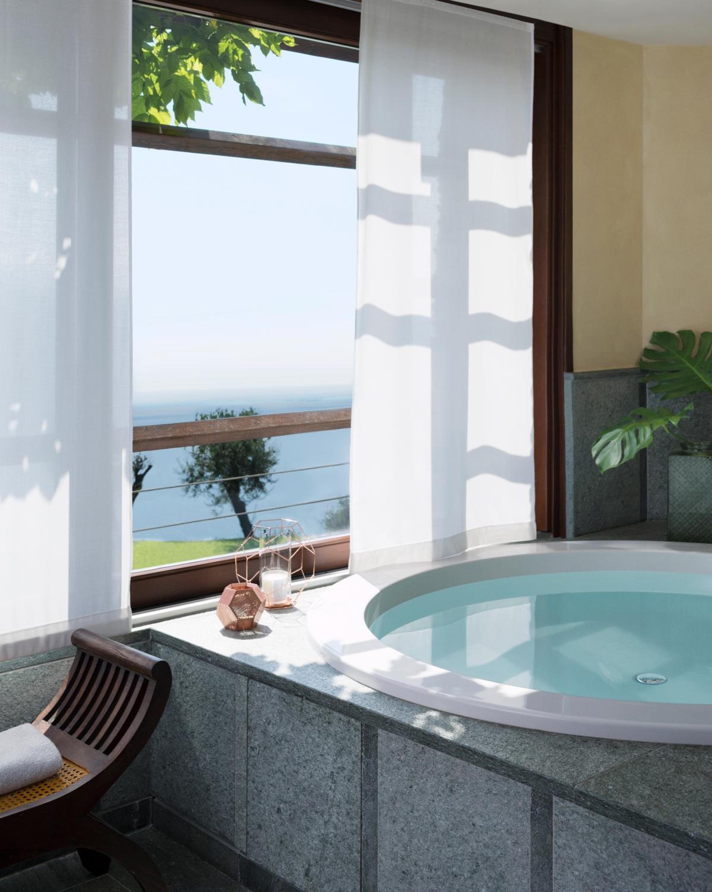 Suite with Spa Bath and Lake View