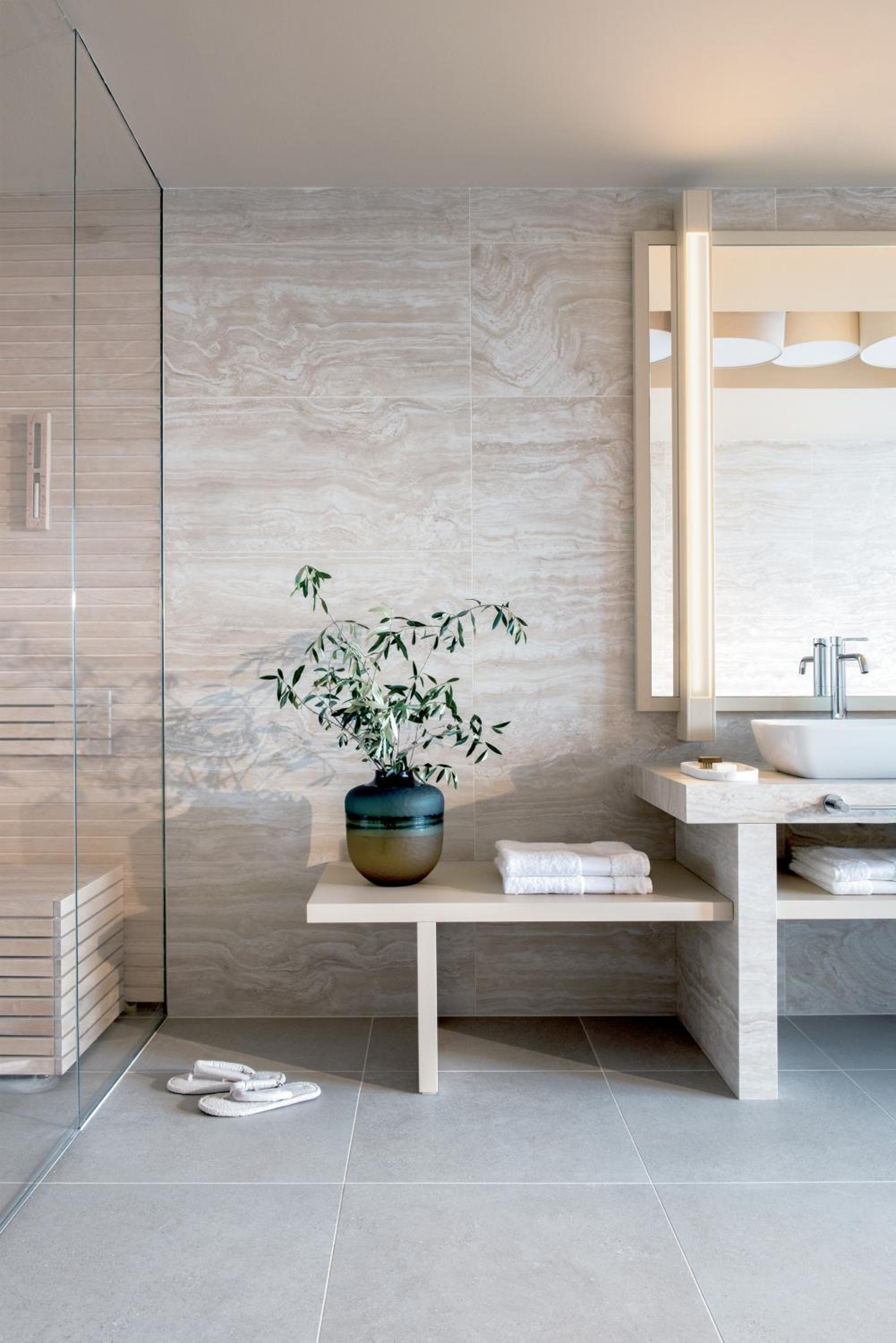 Luxury Suite with Jacuzzi and Lake View