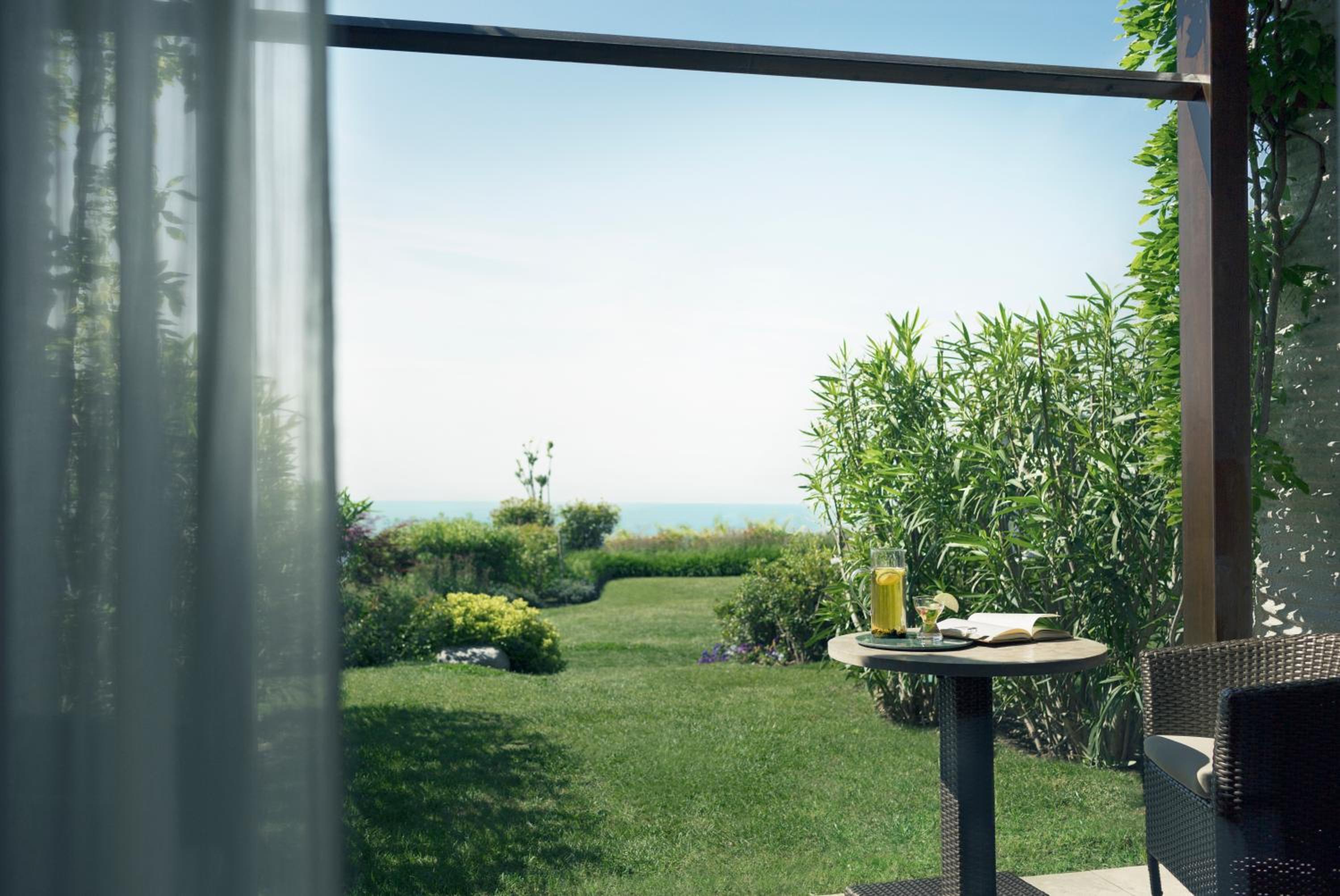 Junior Suite with Lake View and Terrace