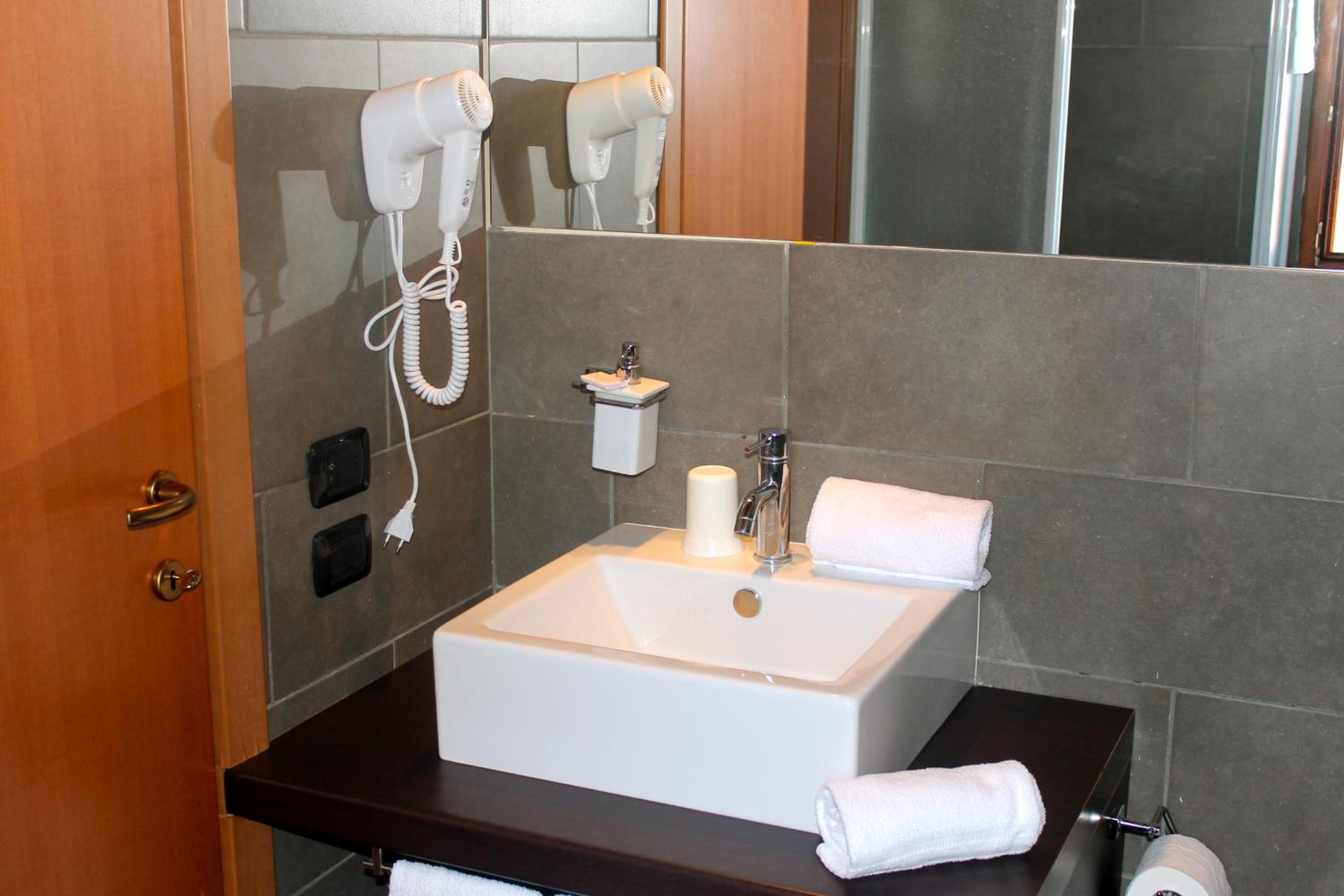 Bungalow with Kitchenette - Photo 8