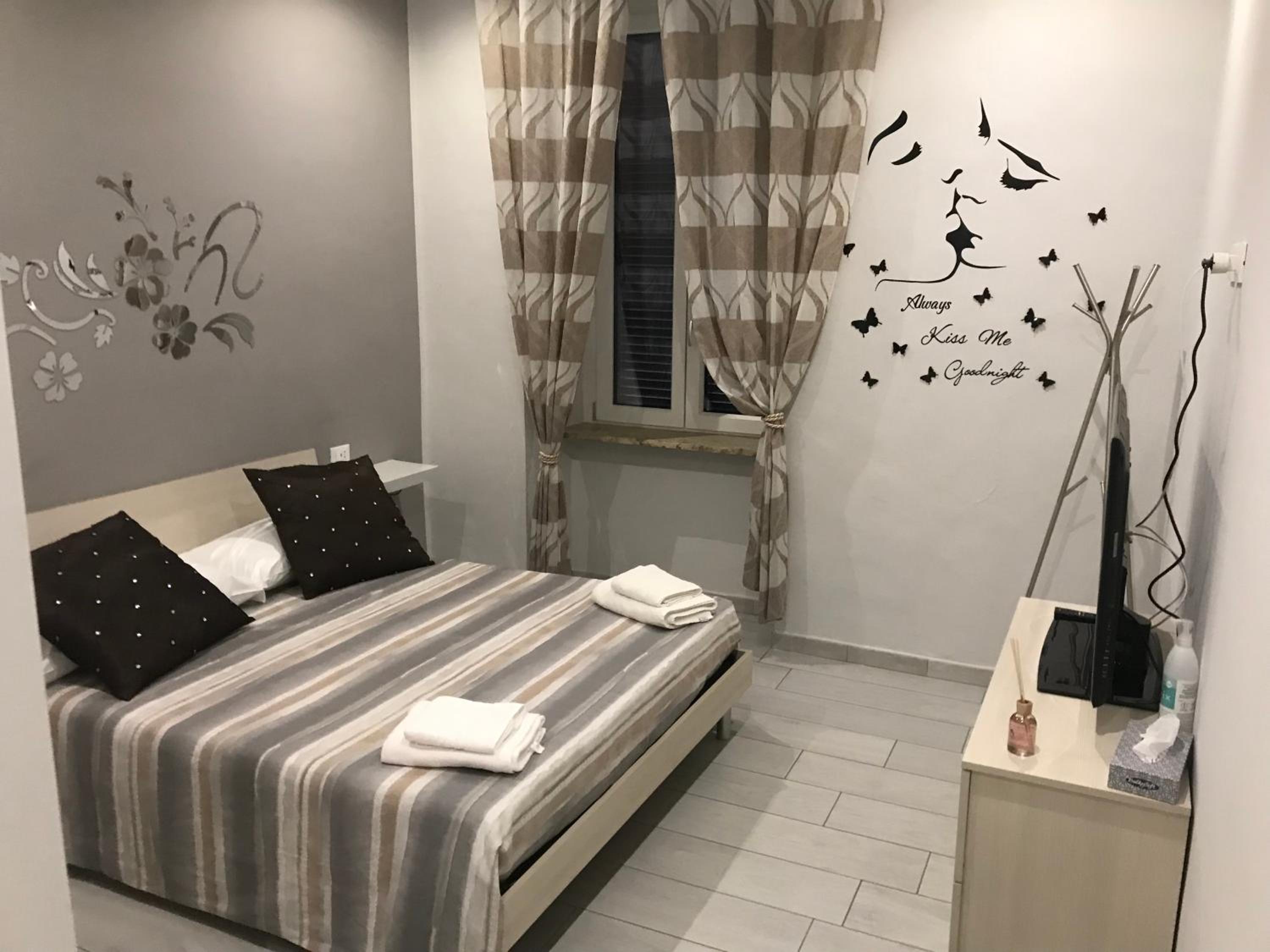 Large Double Room - Photo 1