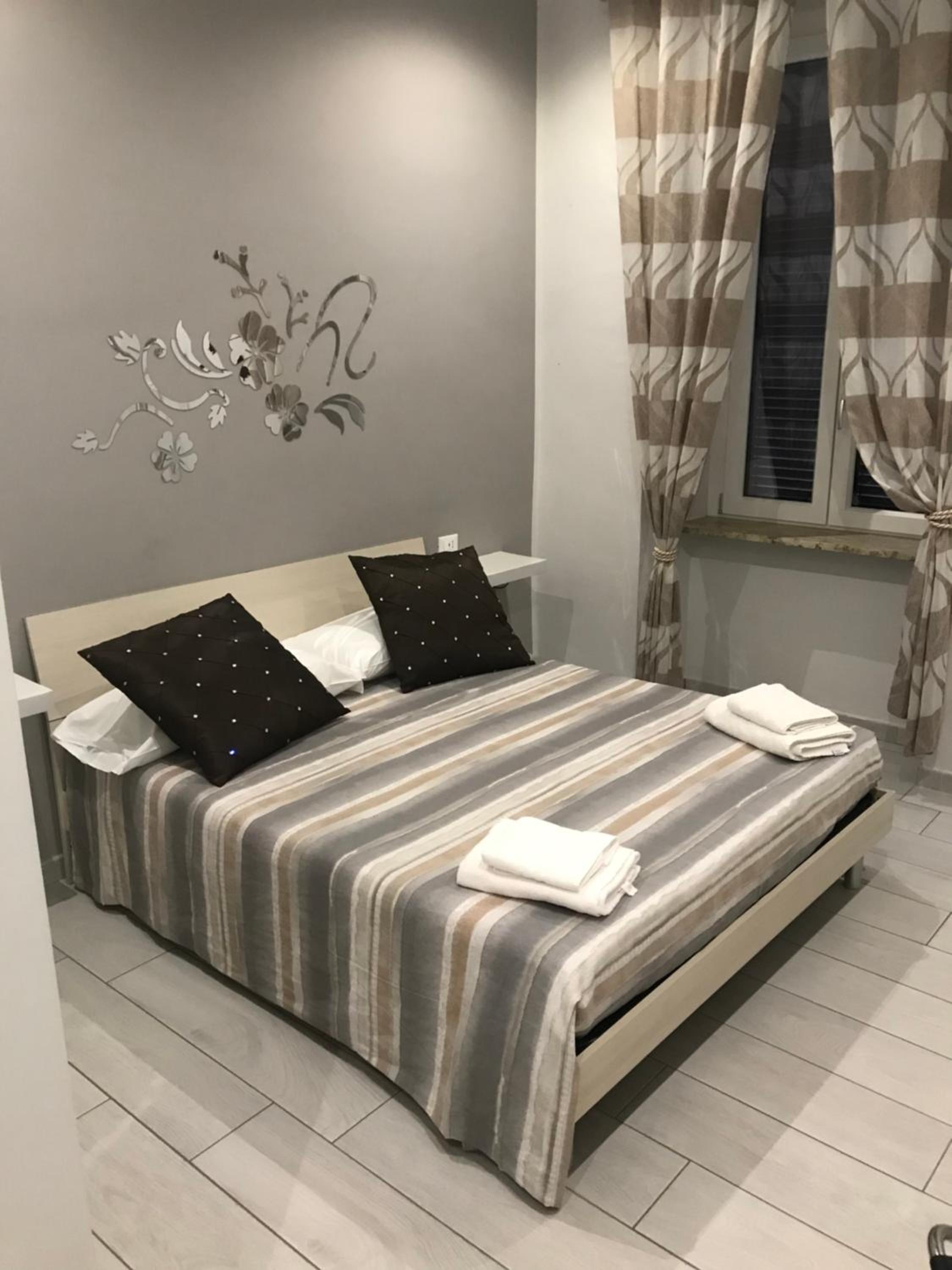 Large Double Room - Photo 5