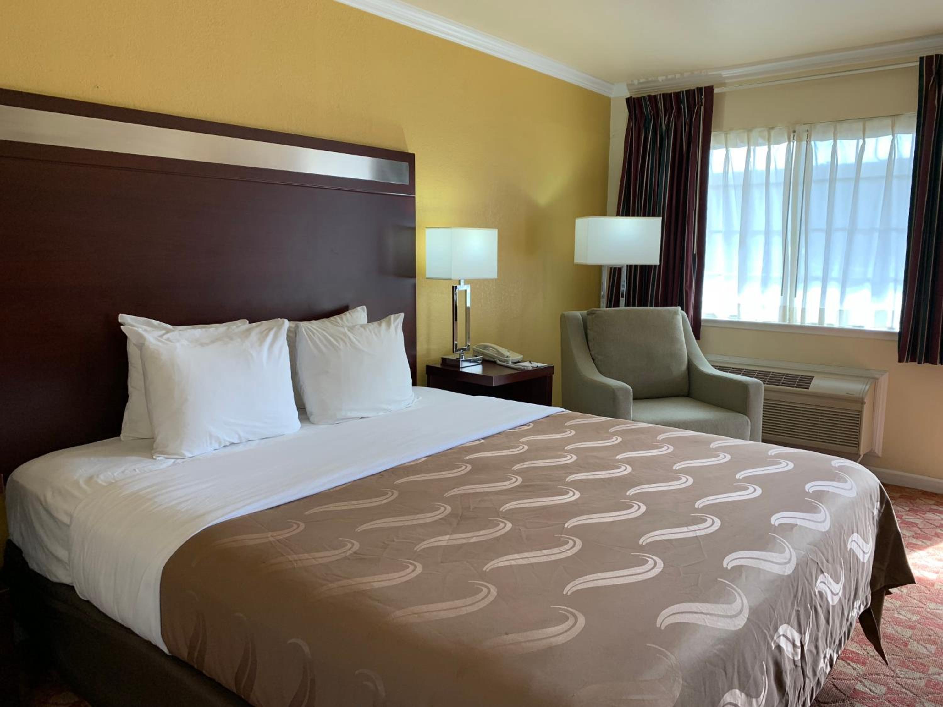 King Room Upgrade - Accessible/Non-Smoking - Photo 4