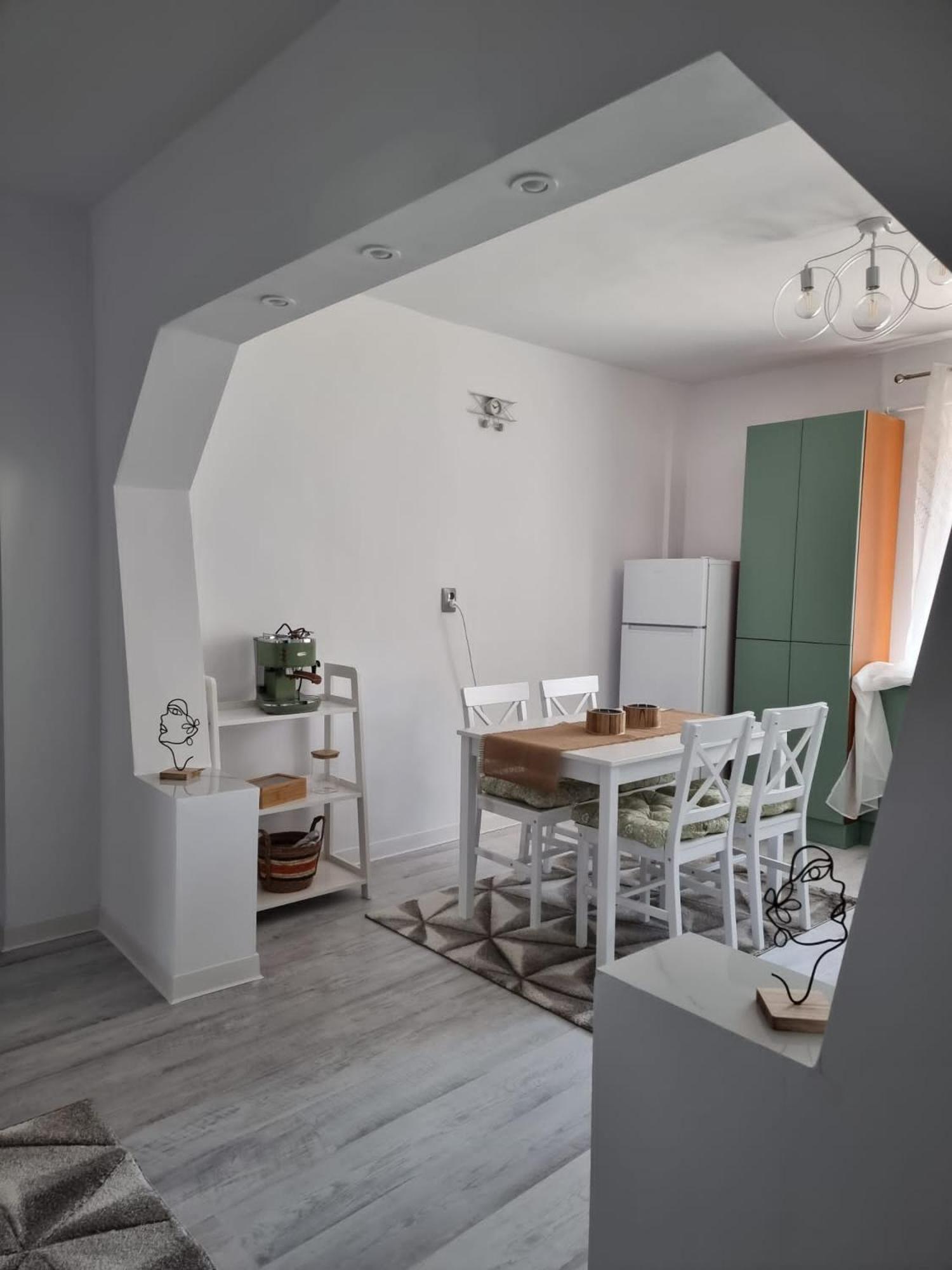 One-Bedroom Apartment - Photo 2