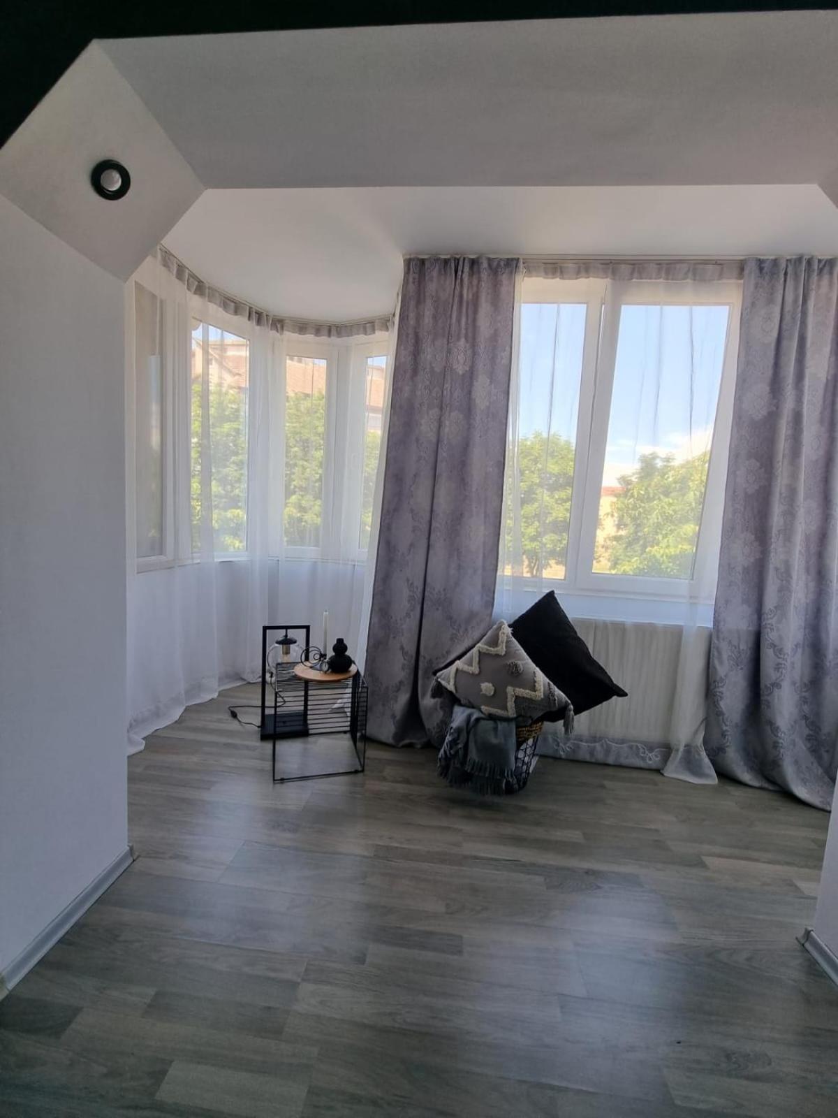 One-Bedroom Apartment - Photo 3