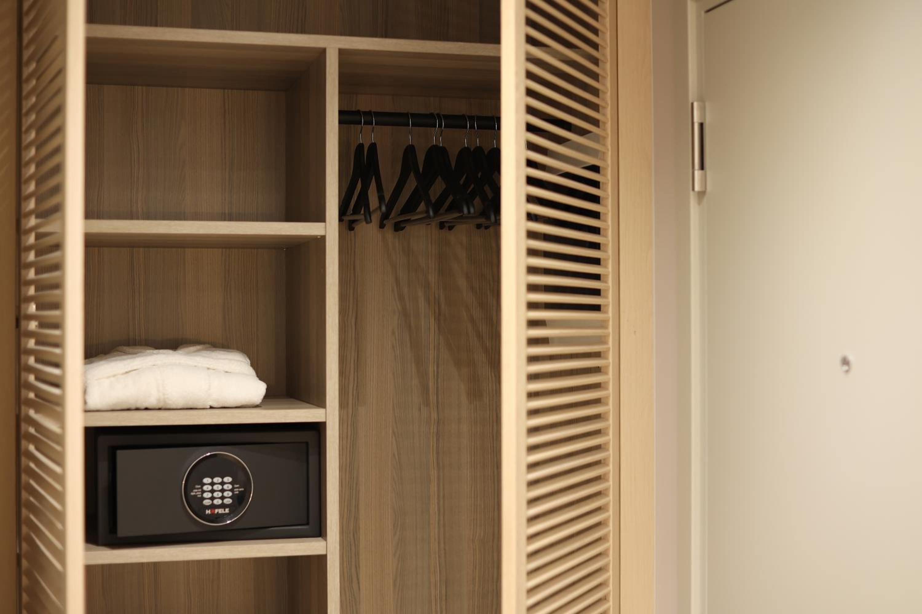 Deluxe Double Room with Side Sea View photo 3