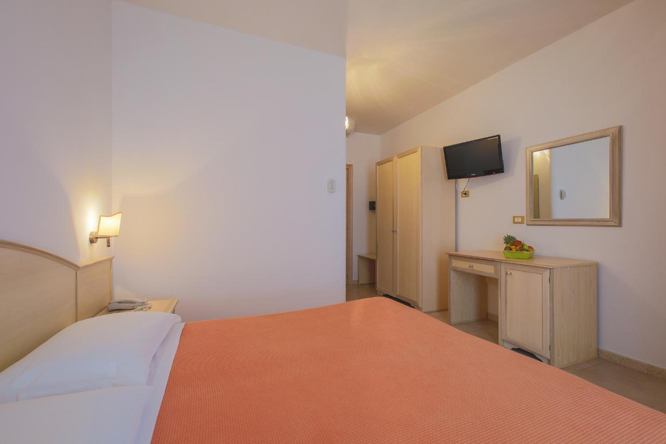 Deluxe Double Room - Photo 11