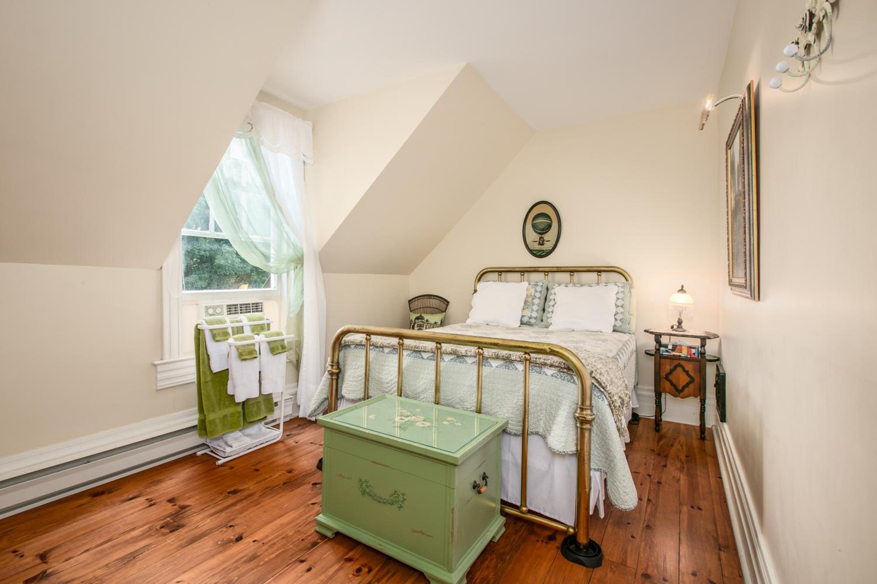 Queen Room with Shared Bathroom photo 3