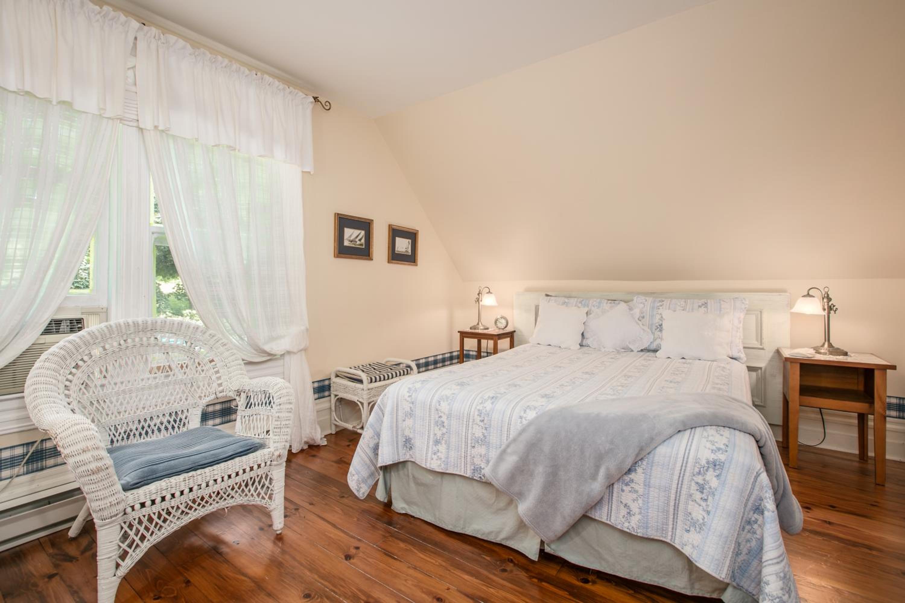 Queen Room with Shared Bathroom photo 3