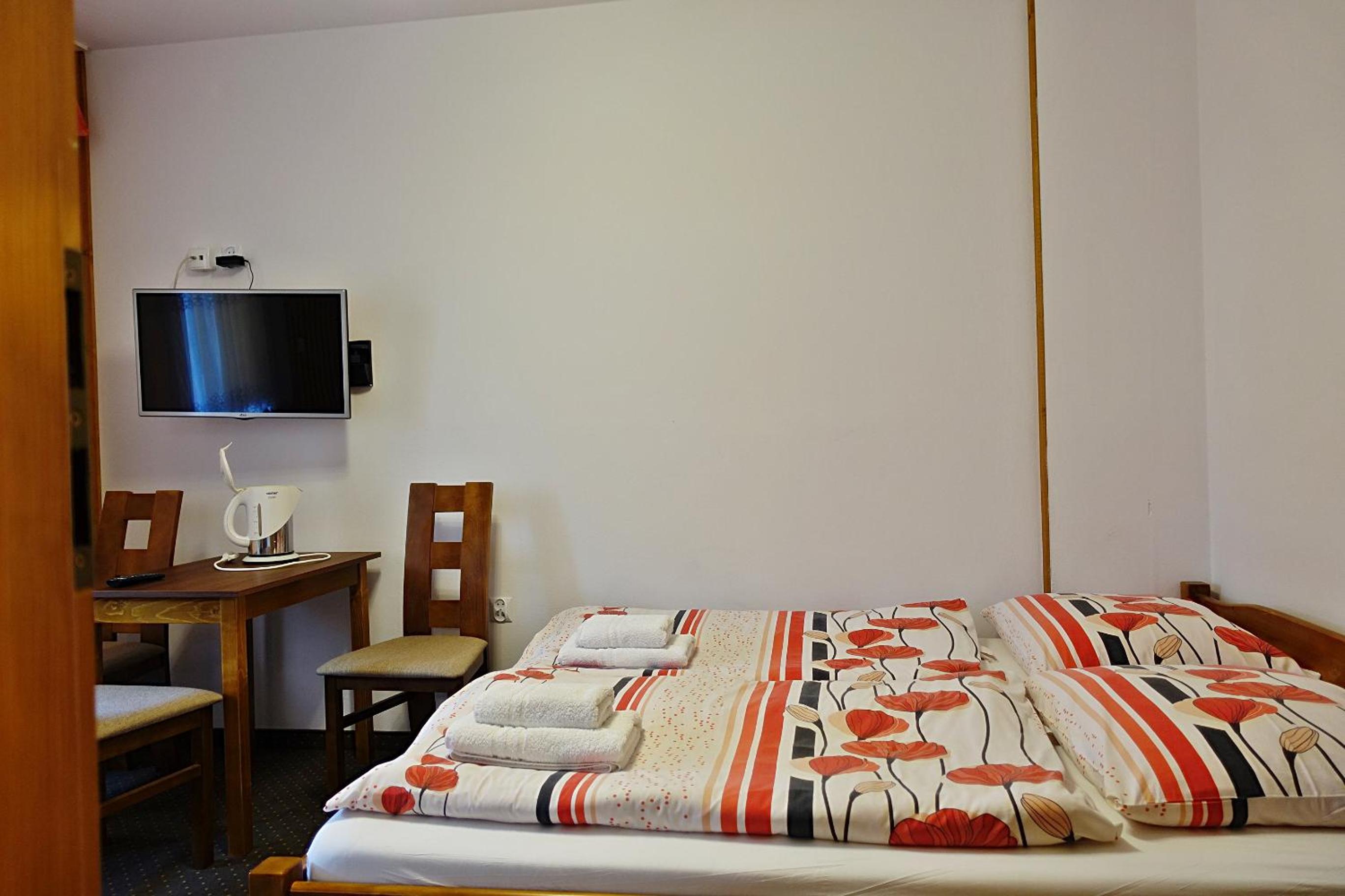 Quadruple Room with Balcony - Photo 6