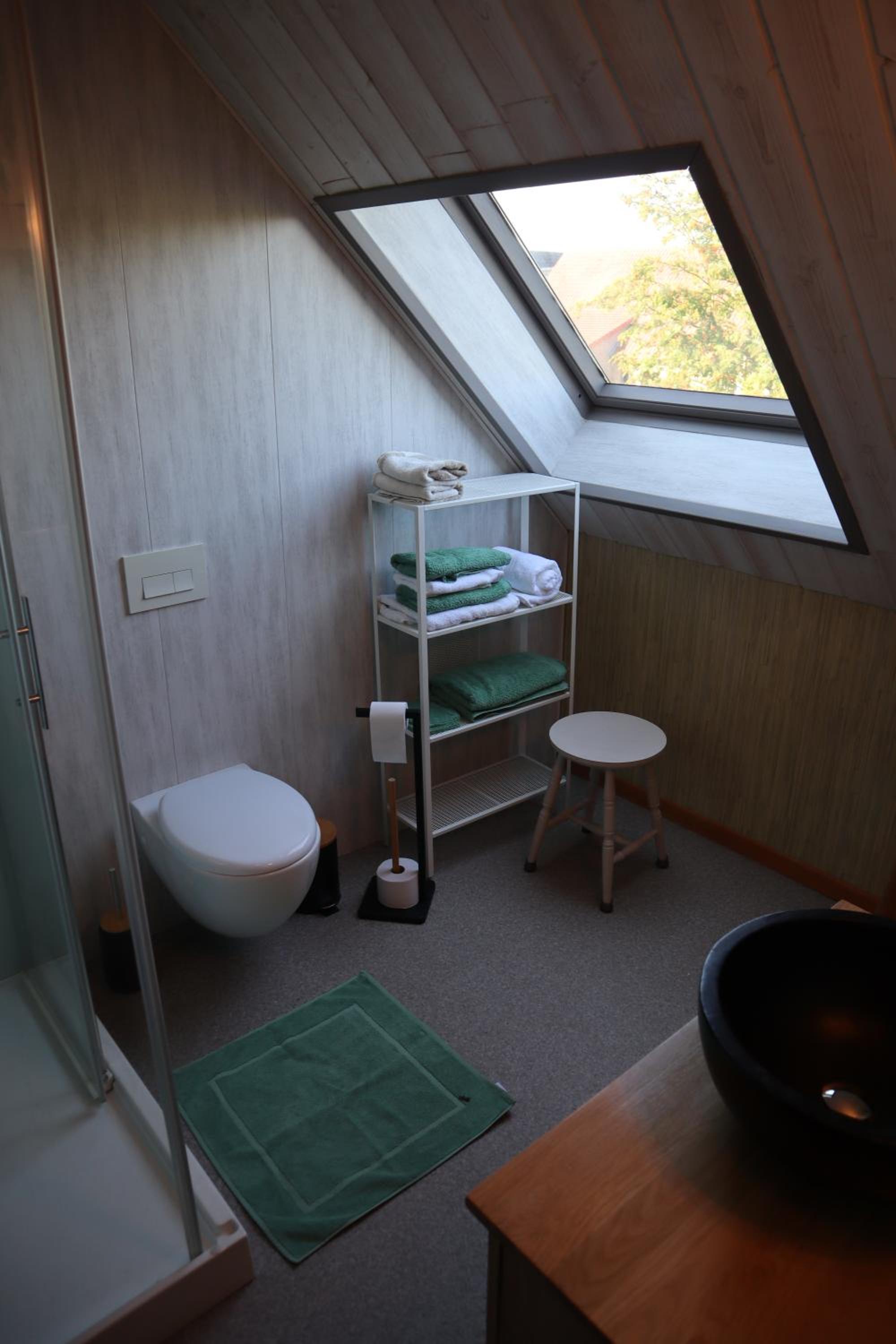 Double Room with Private Bathroom - Photo 9