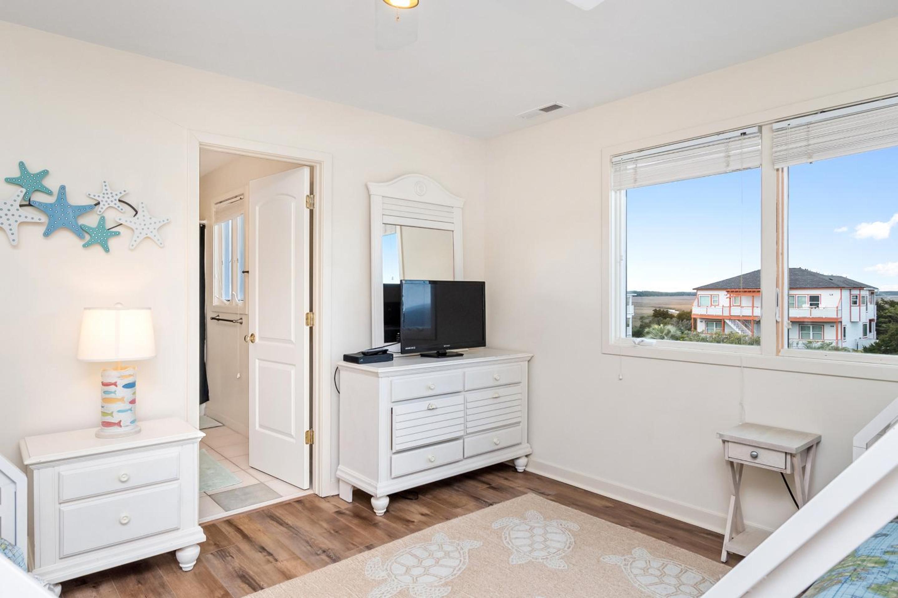 Five-Bedroom House photo 1