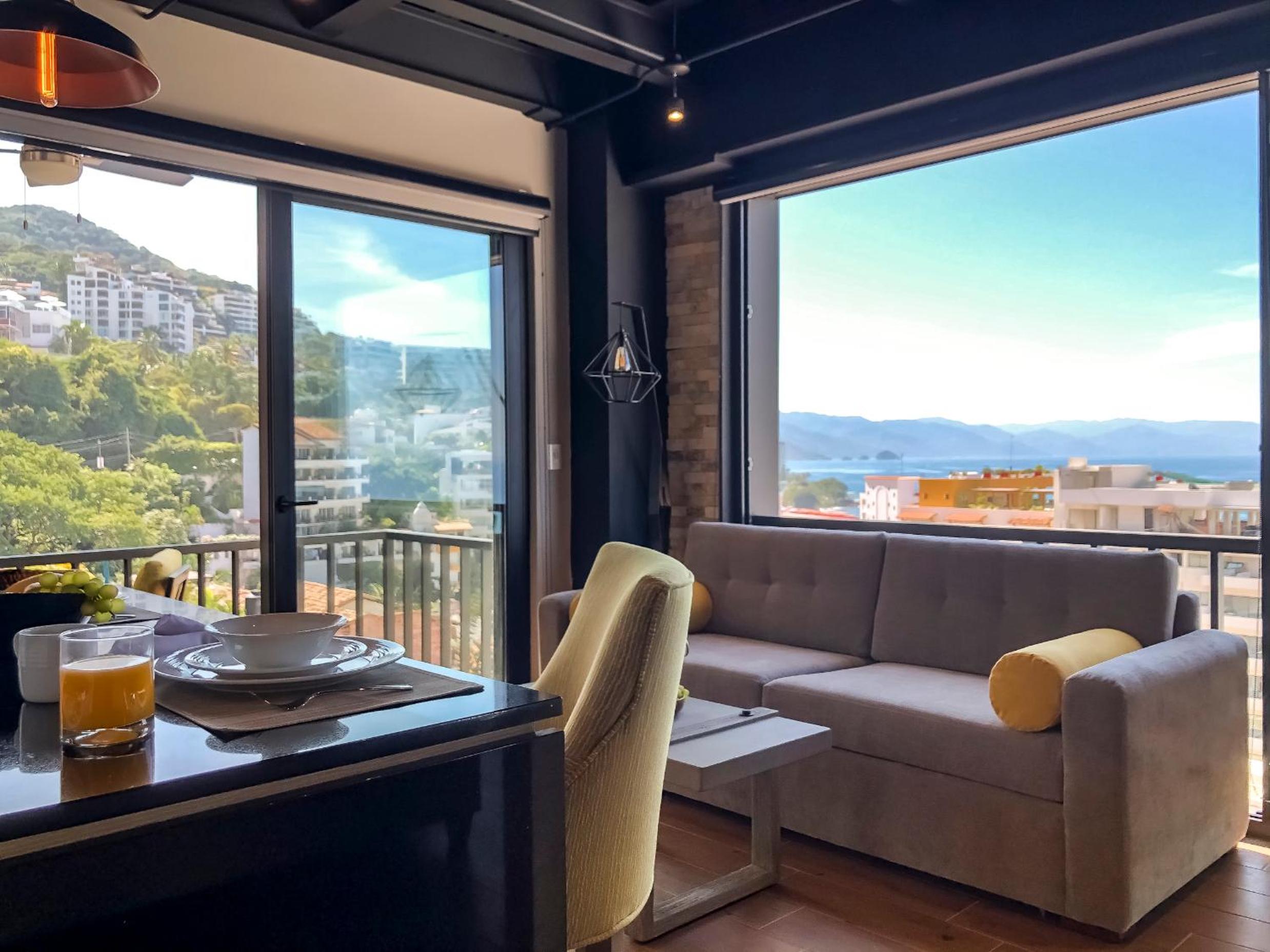 Deluxe Suite with Sea View - Photo 14