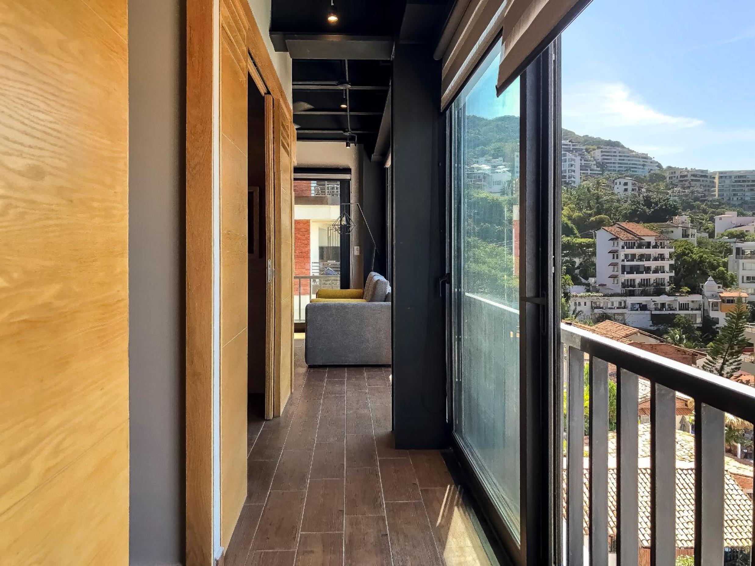 Suite with Balcony - Photo 11