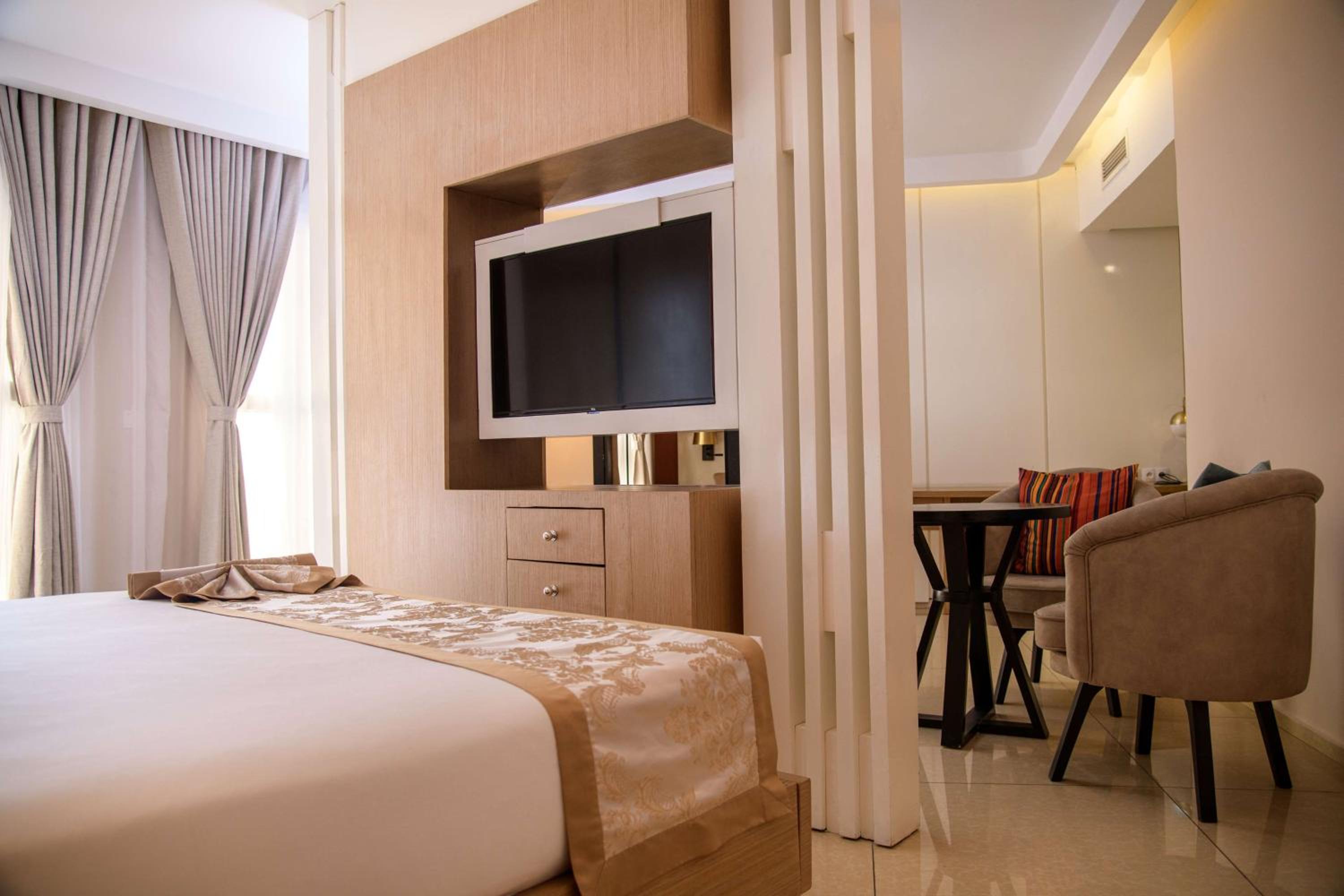 Junior King Suite - Non-Smoking photo 2