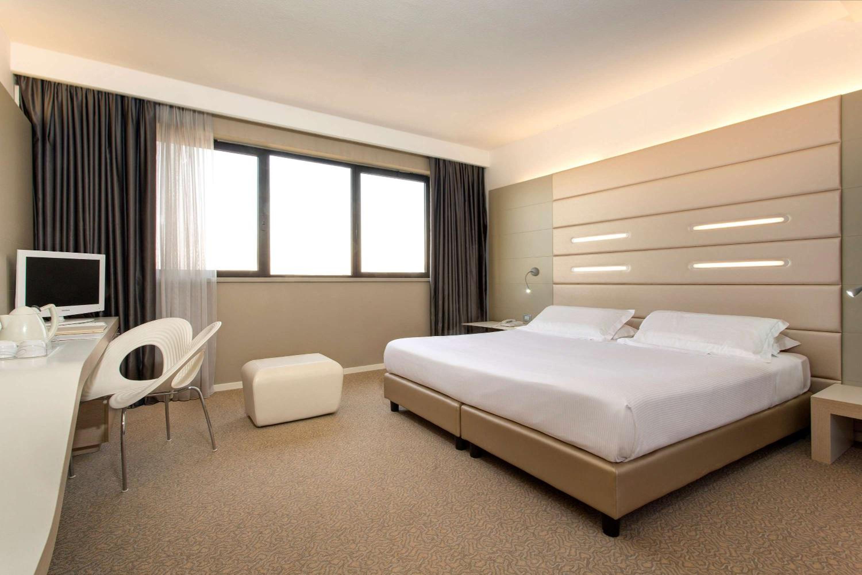 Standard King Room - Photo 4