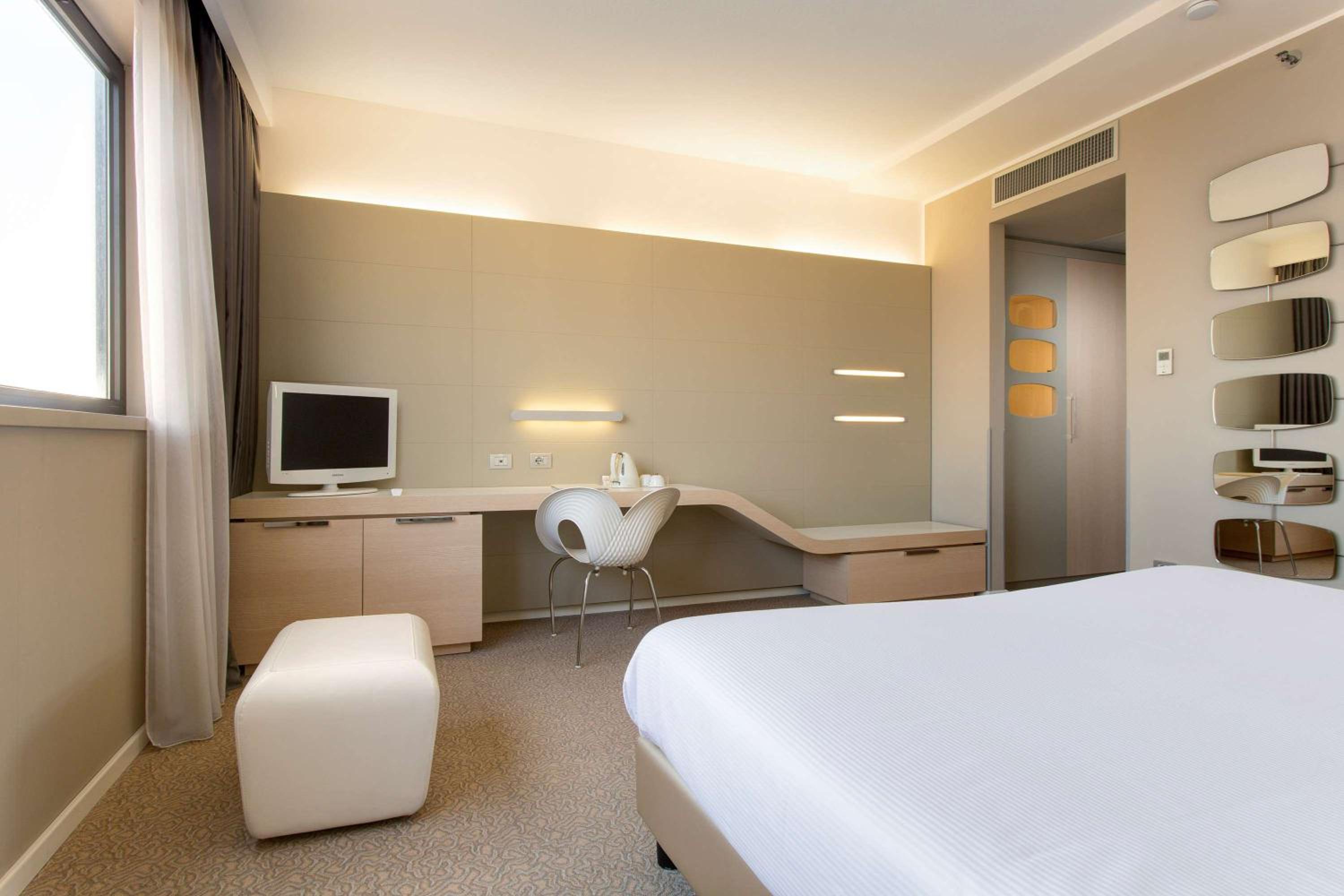 Standard King Room - Photo 5