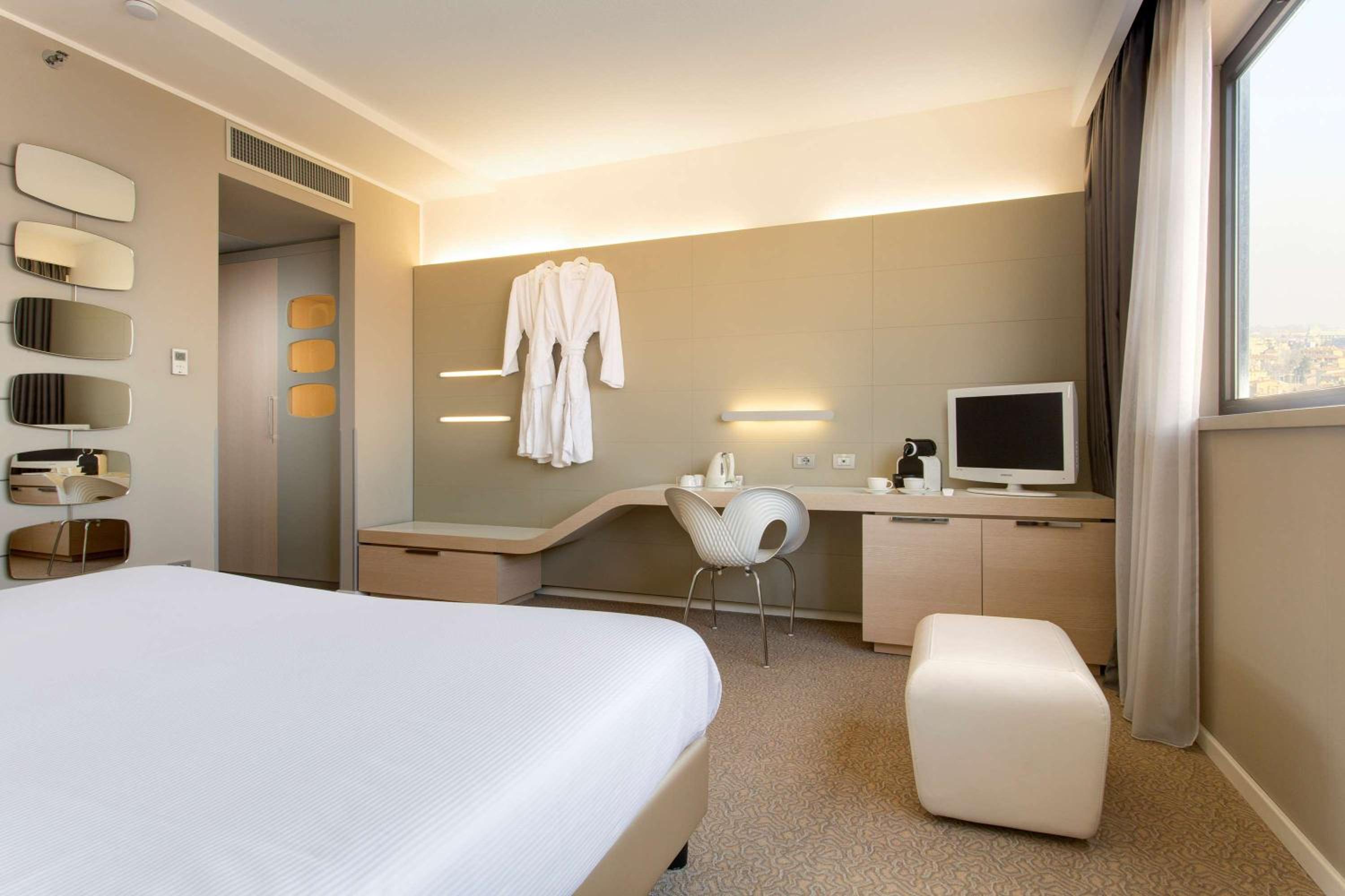 Deluxe Double or Twin Room - Photo 12