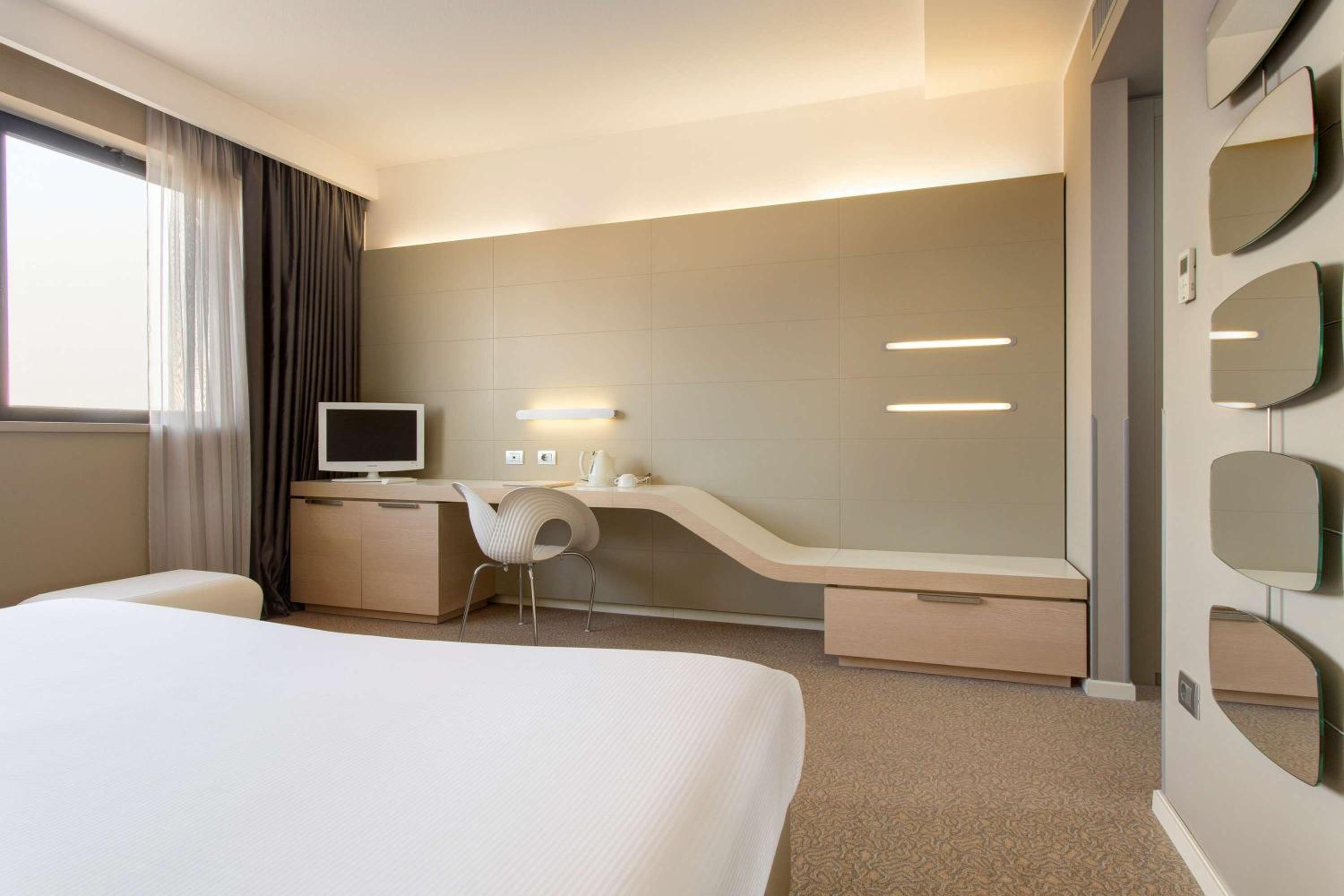 Standard Twin Room - Photo 8