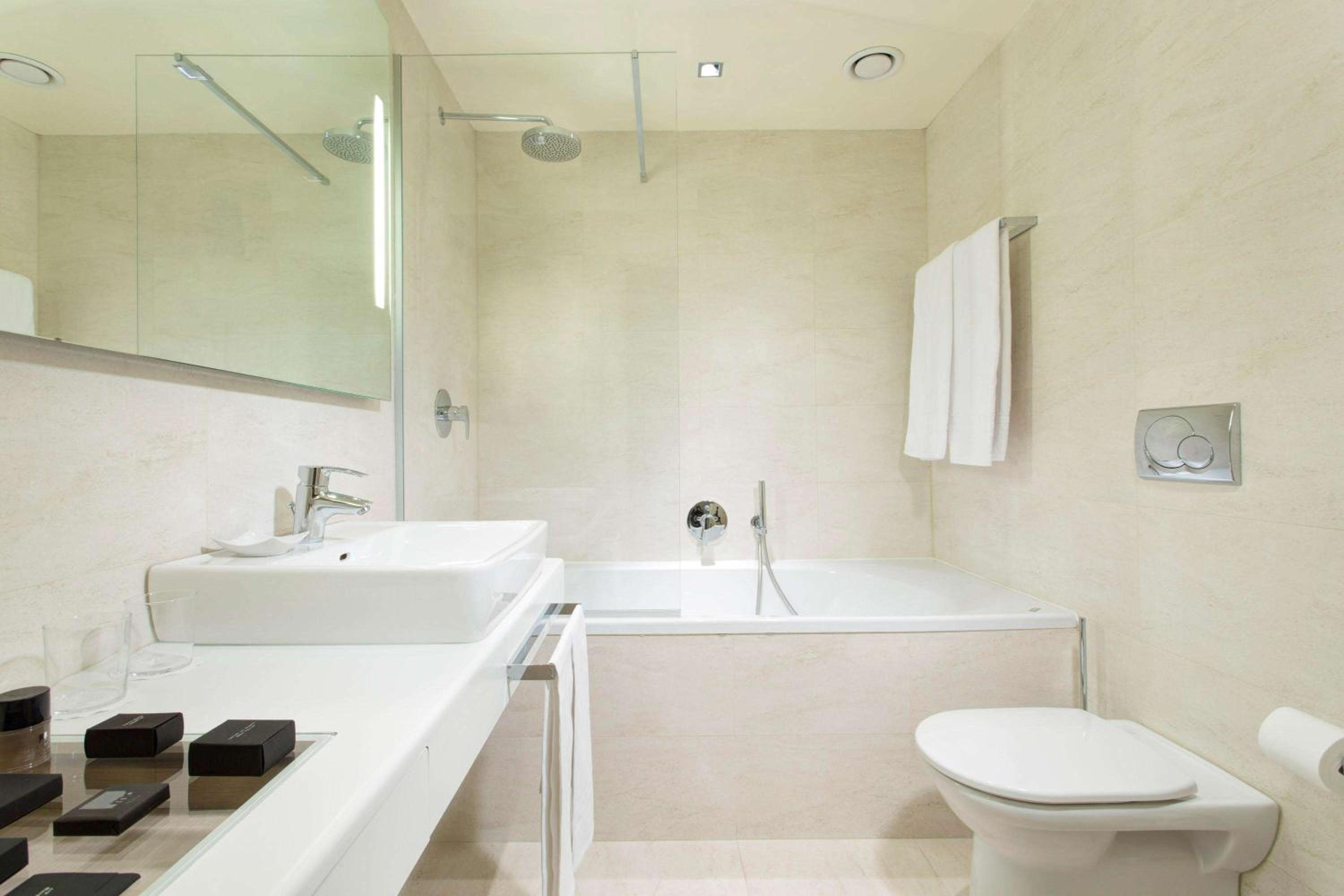 Standard King Room - Photo 6