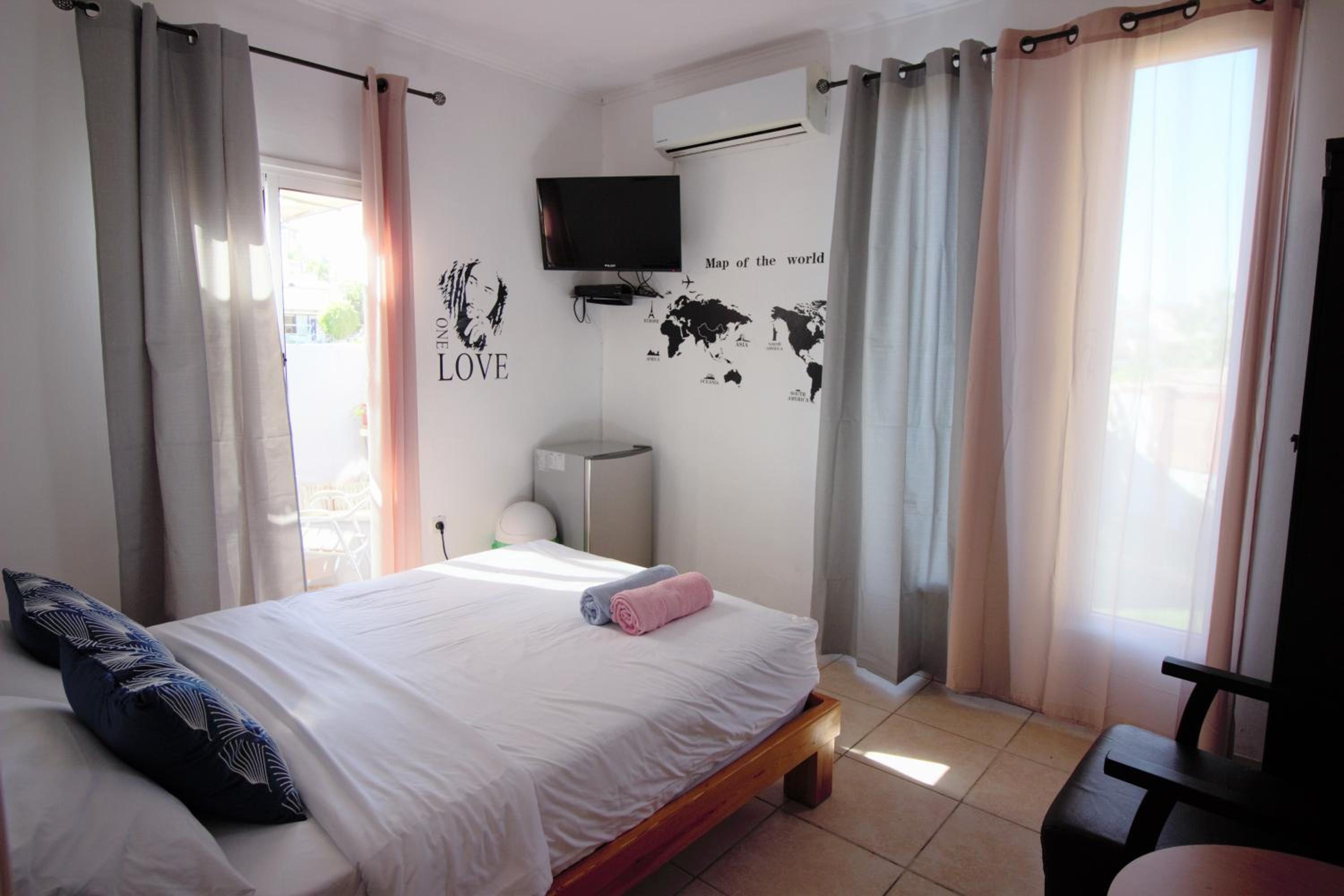 Double Room with Shared Bathroom and Balcony photo 3
