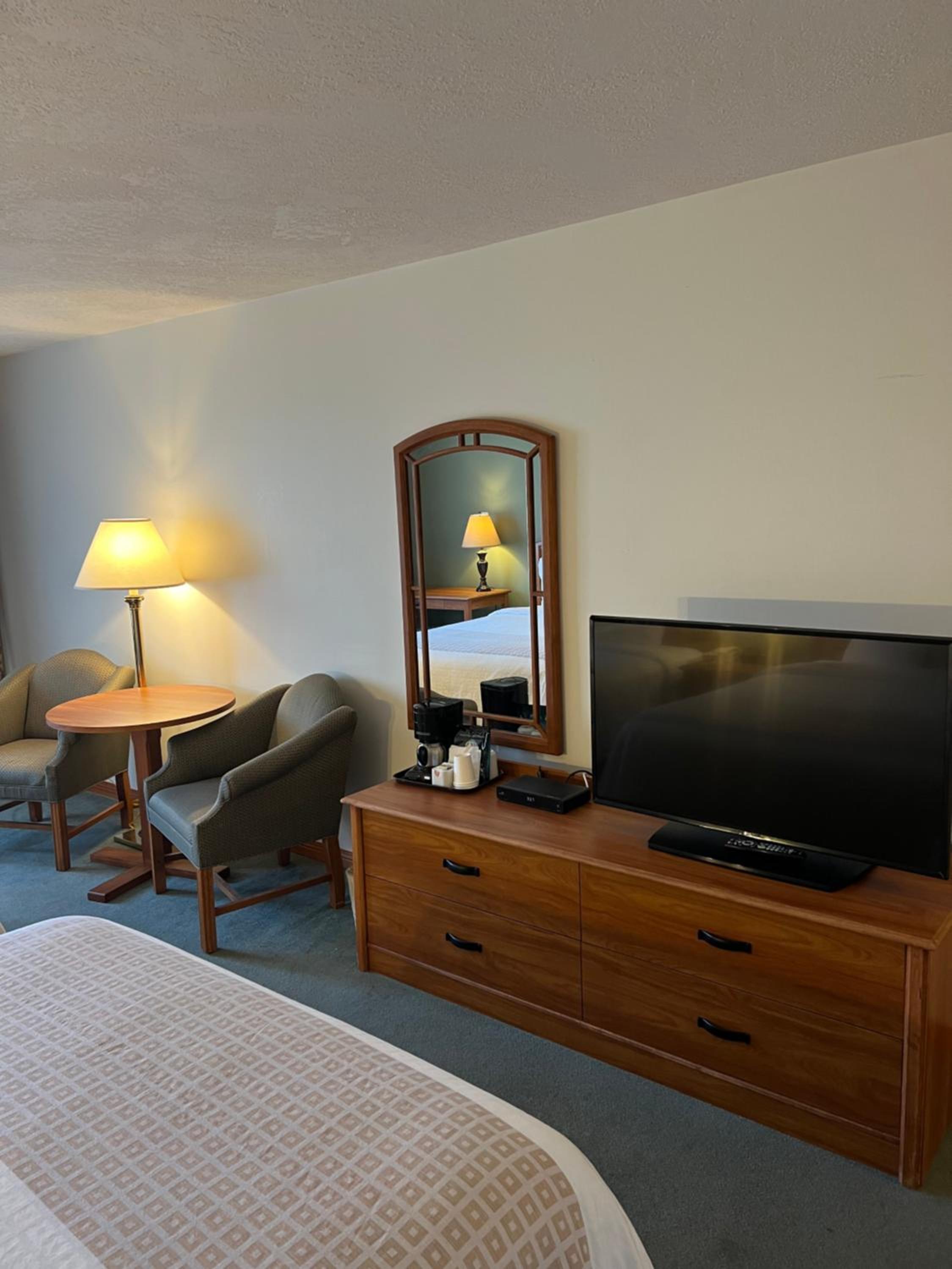 Queen Room with Two Queen Beds photo 2