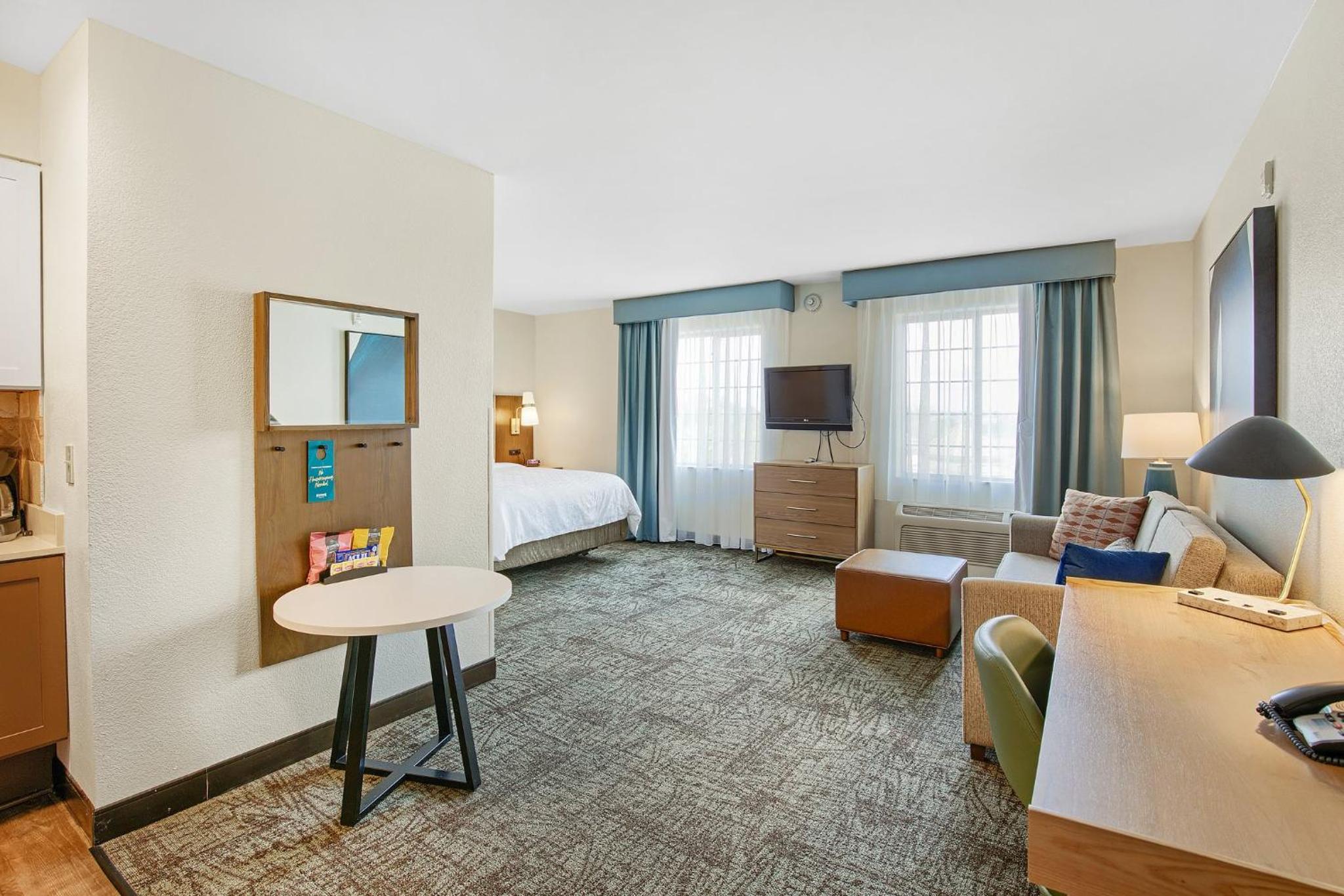 Queen Studio Suite - Photo 3