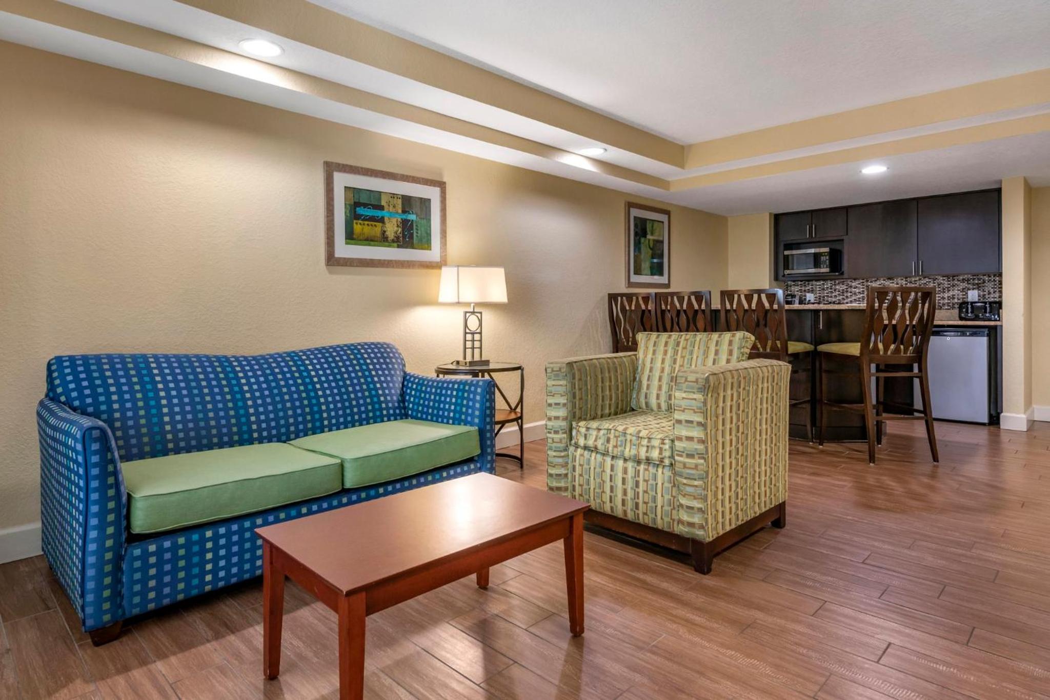 One-Bedroom Queen Suite with Two Queen Beds, Balcony and Pool View