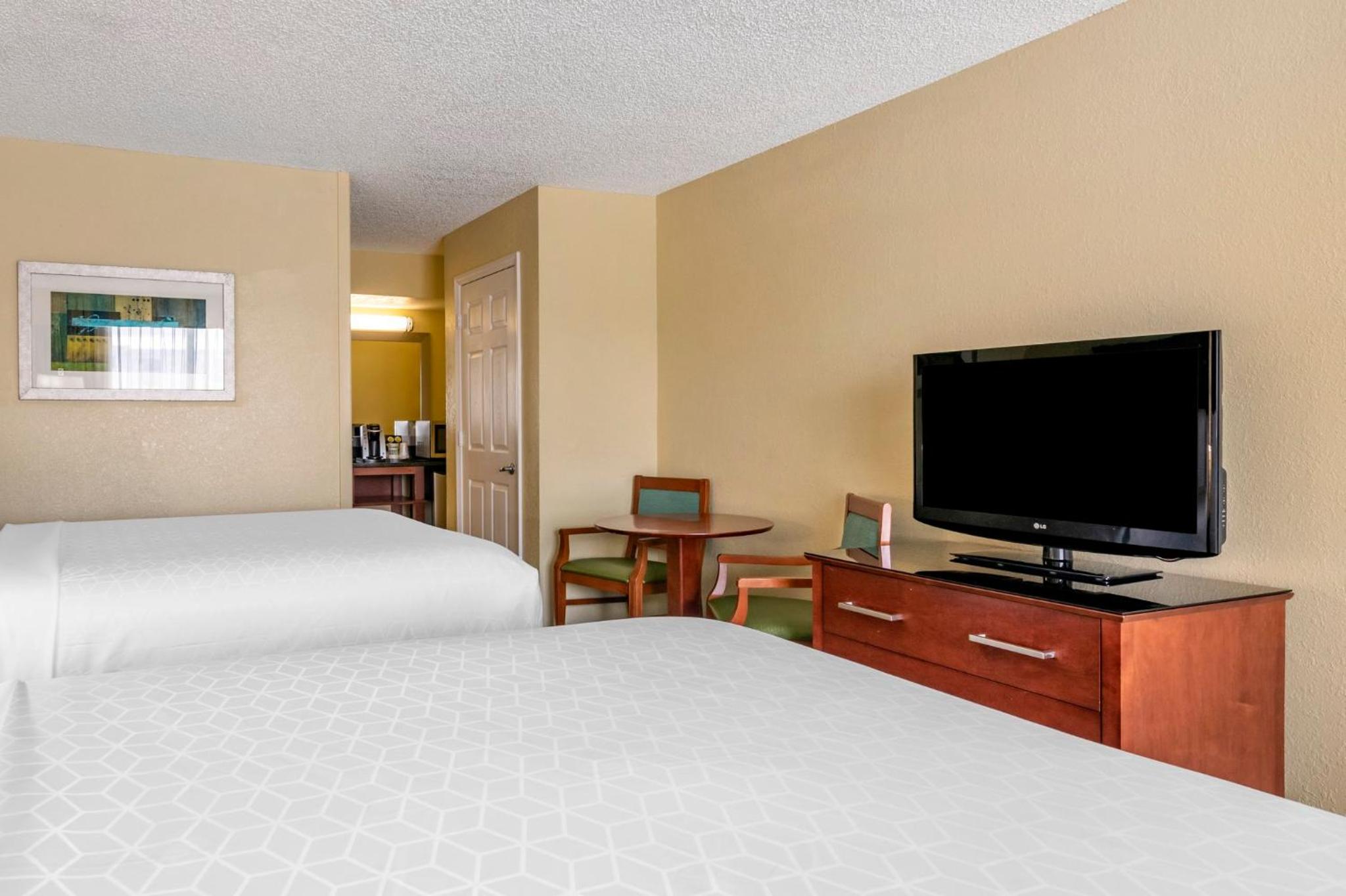 Standard Exterior Queen Room with Two Queen Beds thumbnail 5