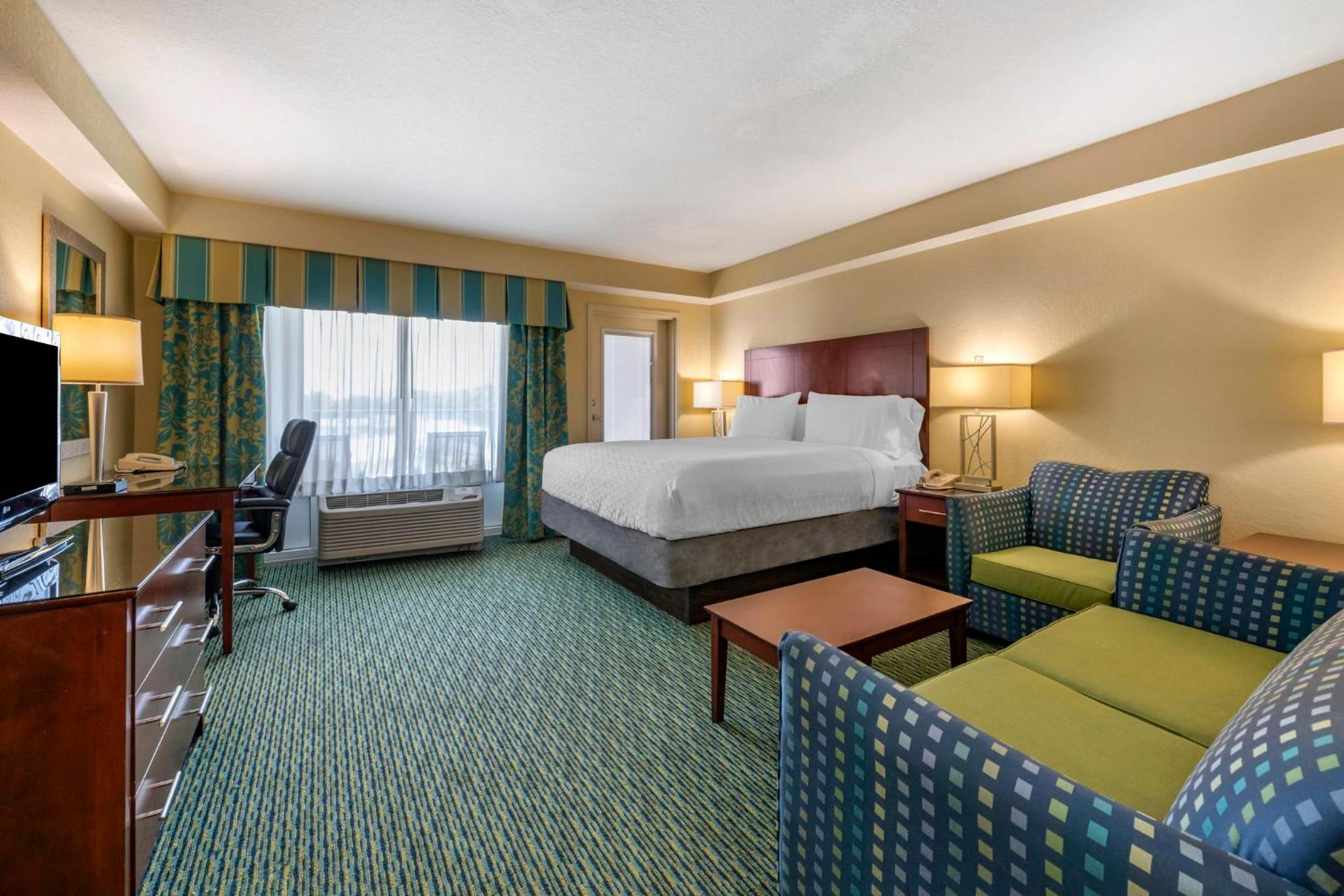Standard King Room With Balcony And Pool View