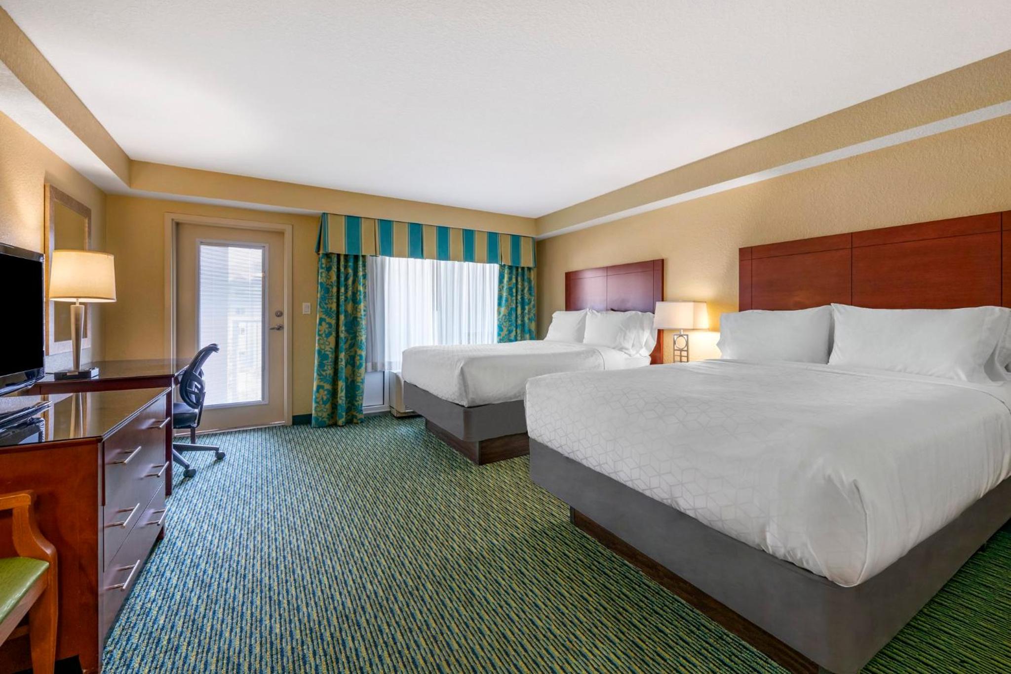 2 Queen Beds Premium Pool View Balcony