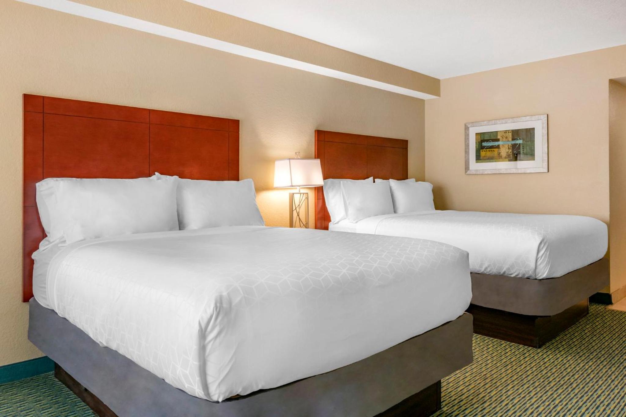 Queen Room with Two Queen Beds- Hearing Accessible Roll in Shower/Non-Smoking