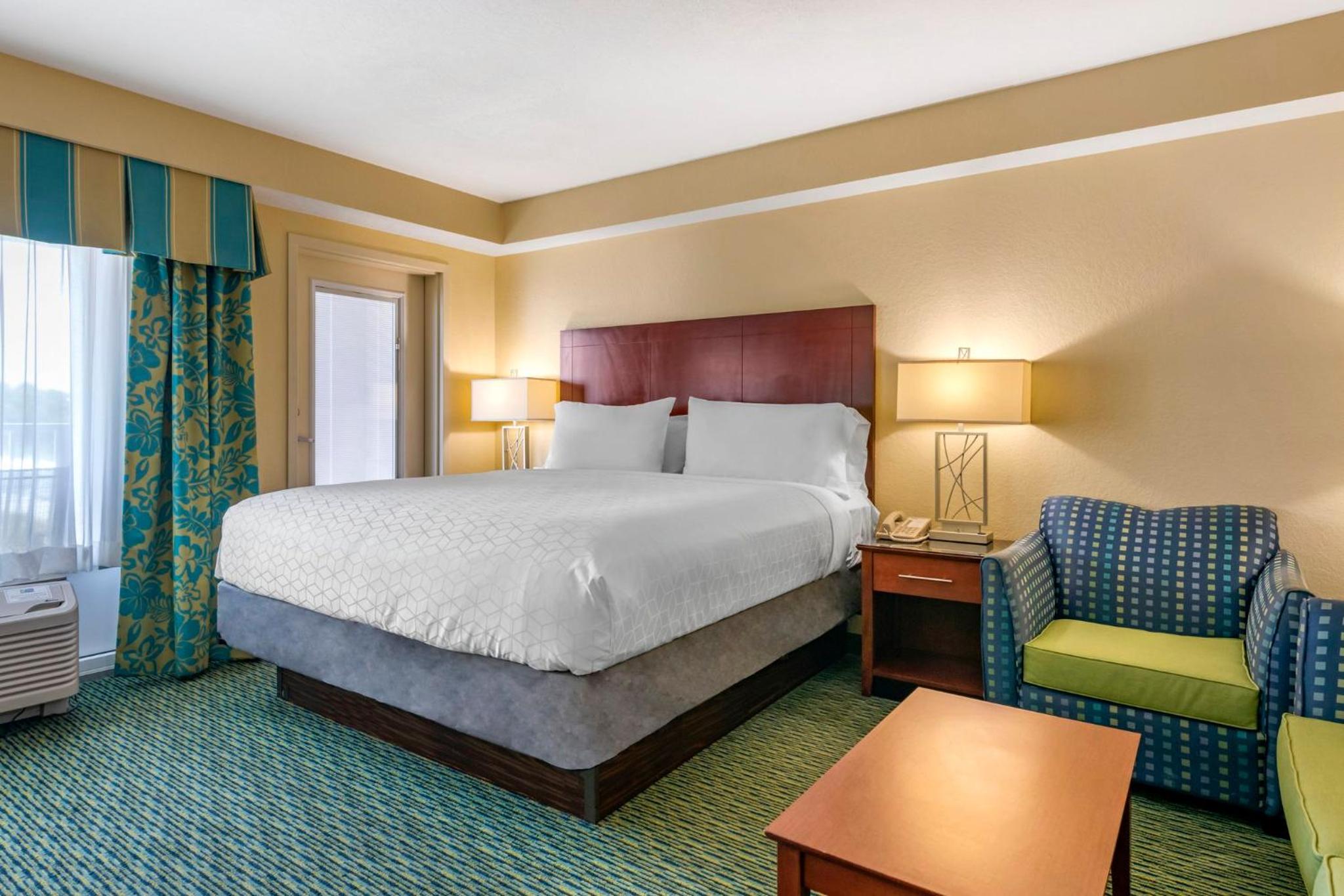 Standard King Room with Balcony and Pool View
