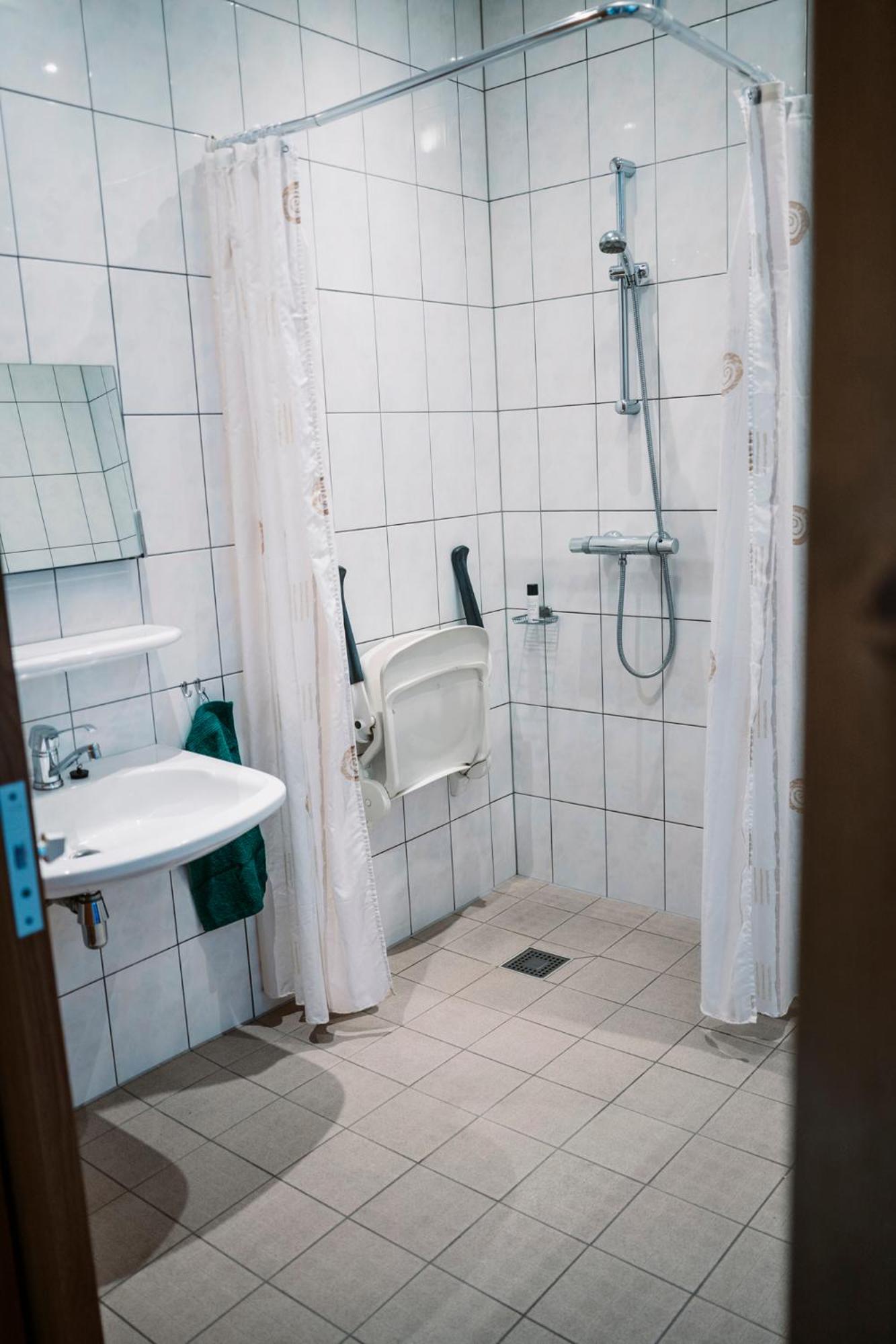 Apartment with Shower photo 3