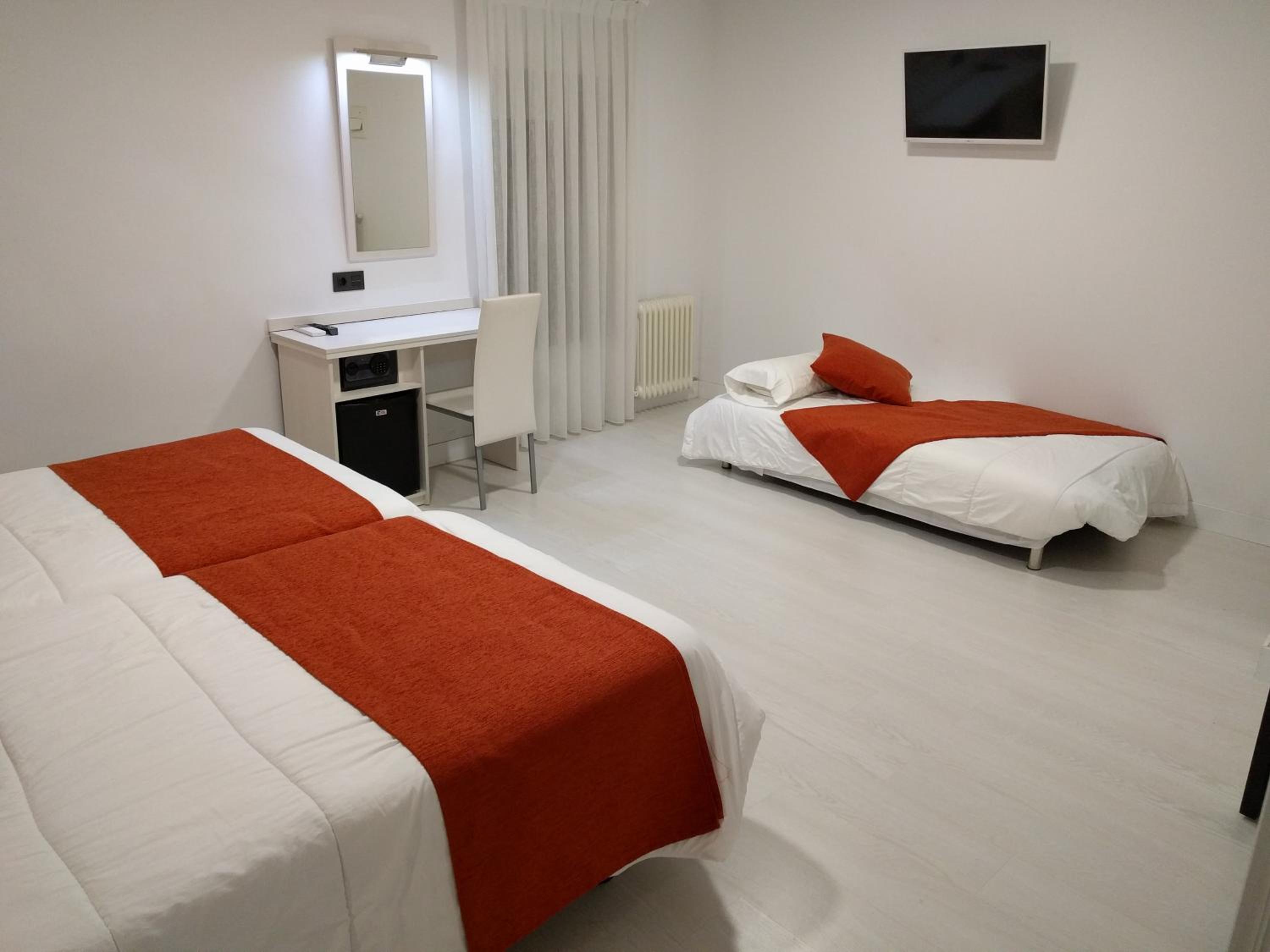 Standard Twin Room with Sofa - Photo 7