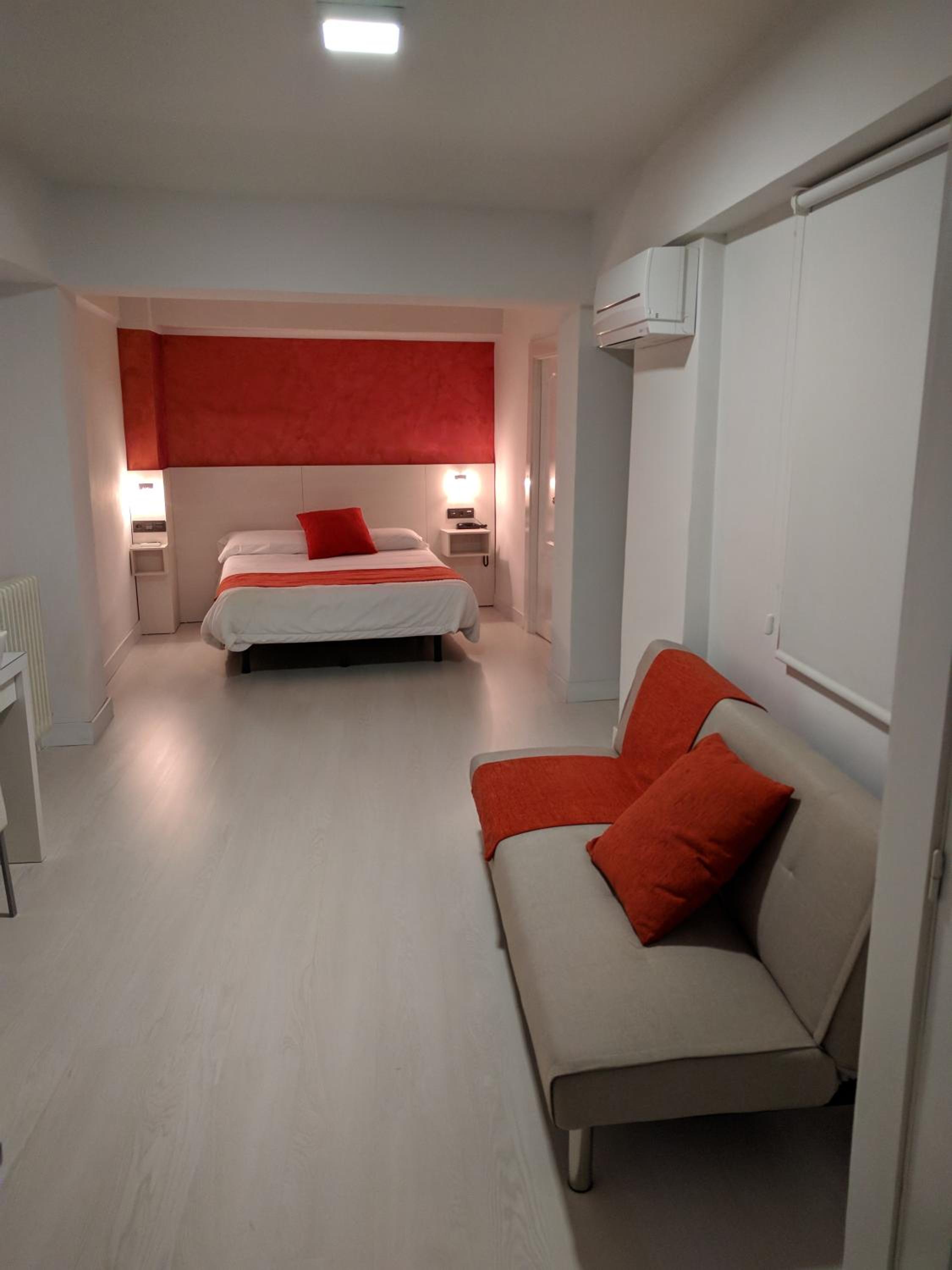 Standard Twin Room with Sofa - Photo 4