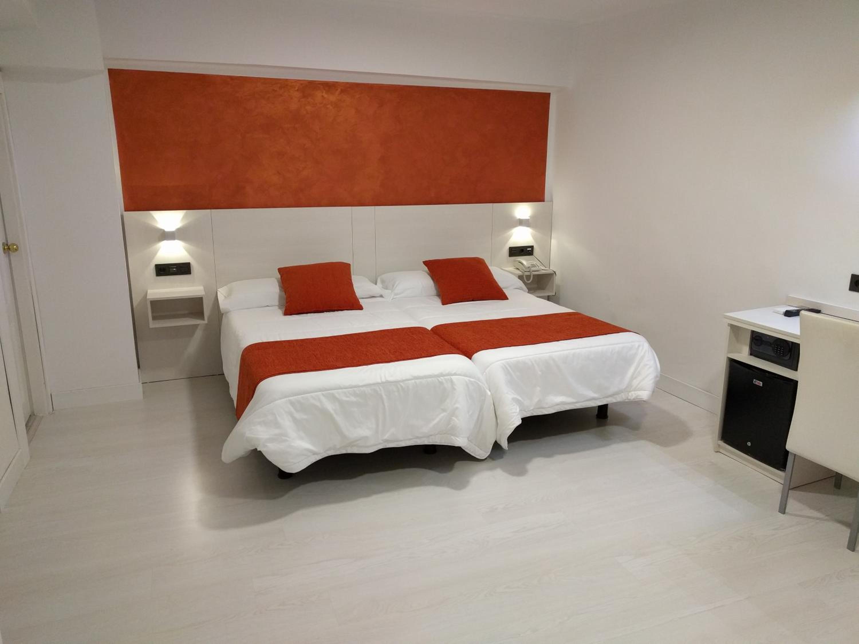 Double or Twin Room - Photo 3